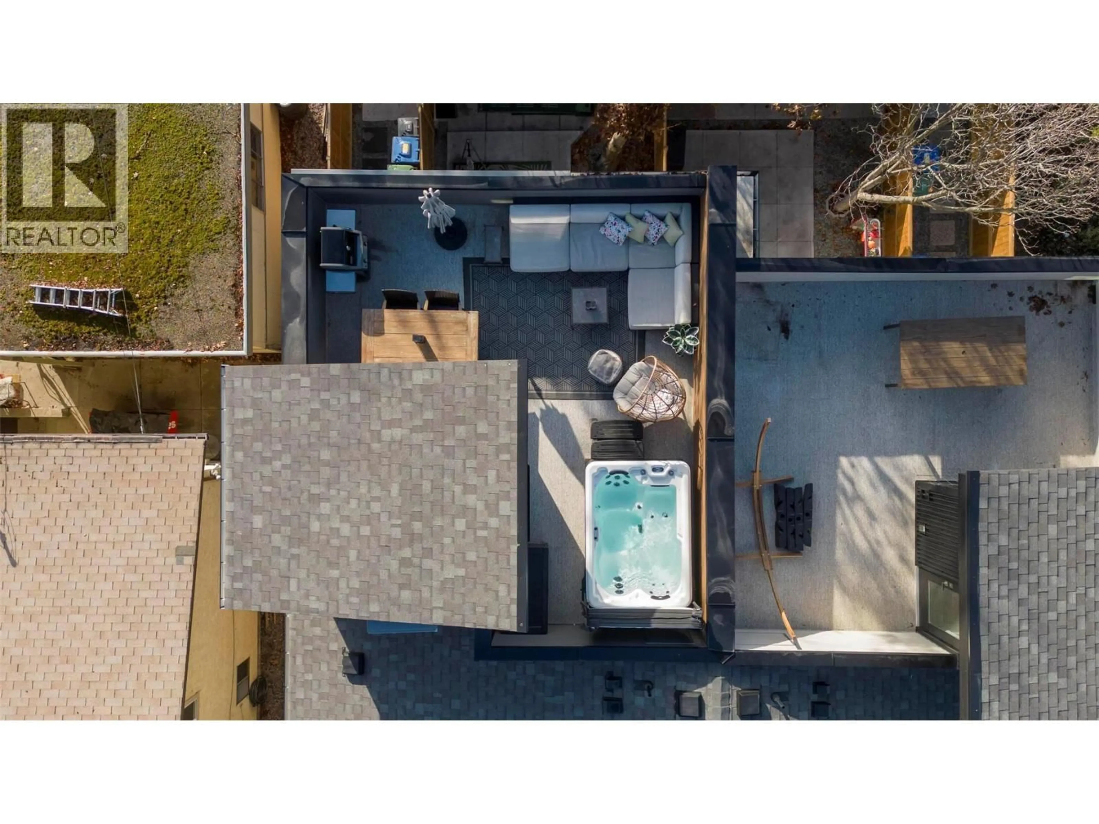 A pic from outside/outdoor area/front of a property/back of a property/a pic from drone, street for 4 - 745 MORRISON AVENUE, Kelowna British Columbia V1Y5E6