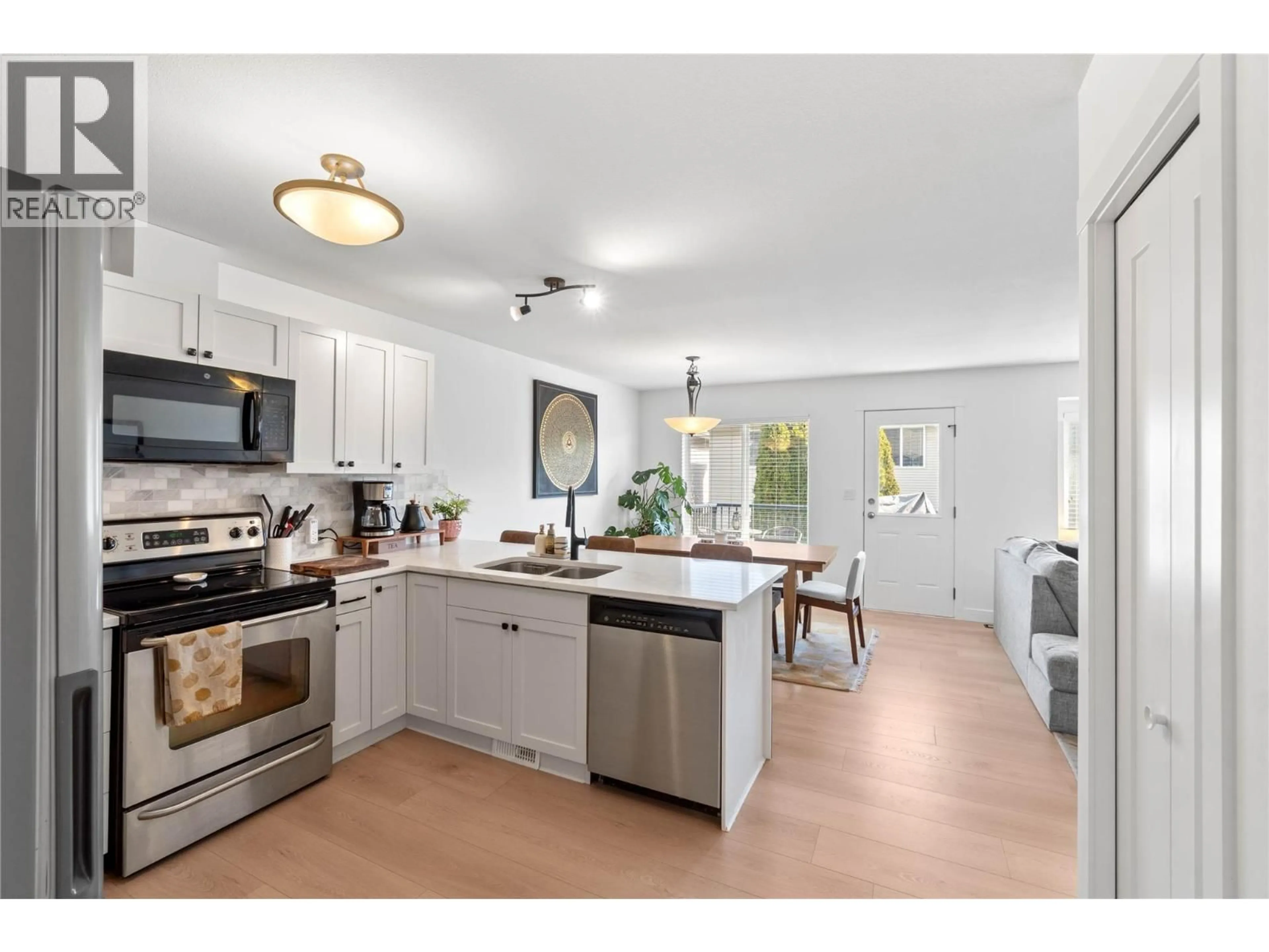 Open concept kitchen, ceramic/tile floor for 16 - 1760 COPPERHEAD DRIVE, Kamloops British Columbia V1S2B4
