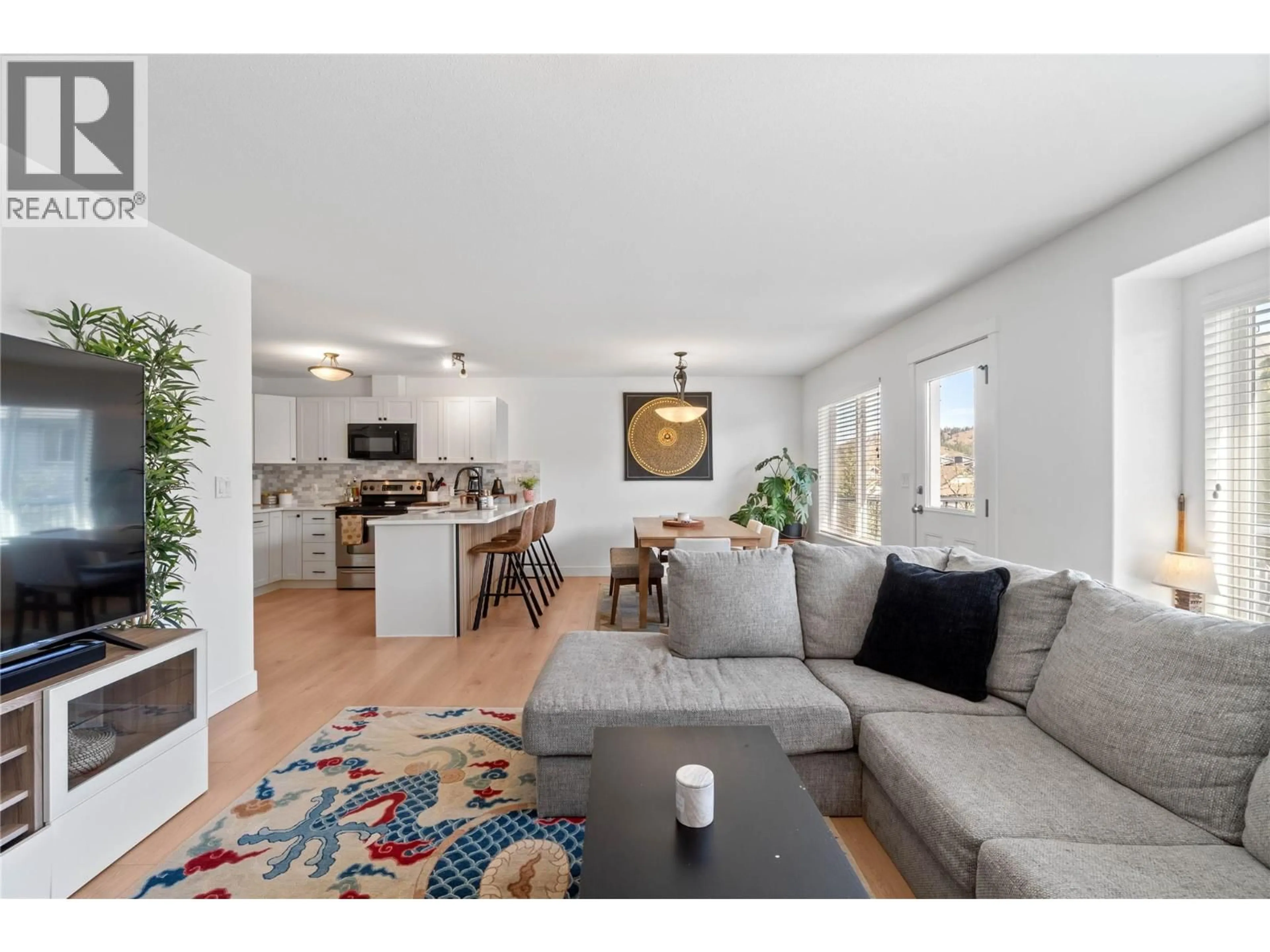 Living room with furniture, wood/laminate floor for 16 - 1760 COPPERHEAD DRIVE, Kamloops British Columbia V1S2B4