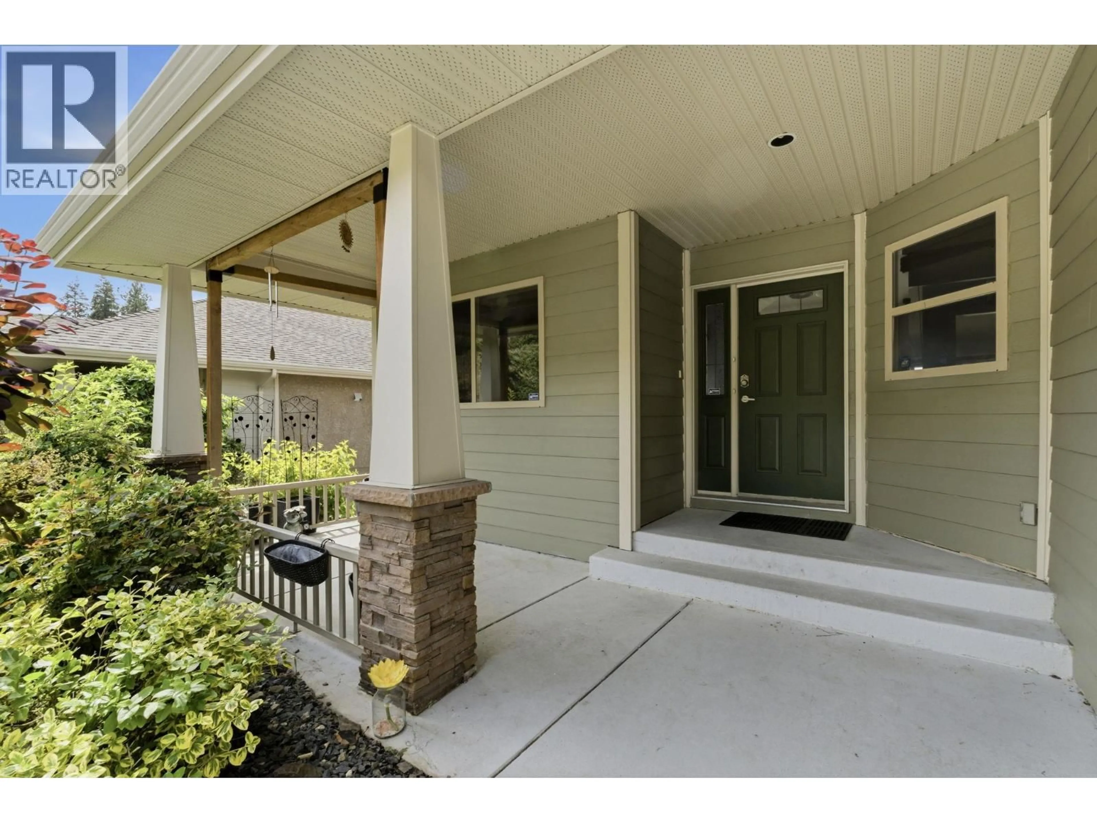 Indoor entryway for 3516 CAMELBACK DRIVE, Kelowna British Columbia V1X8A7