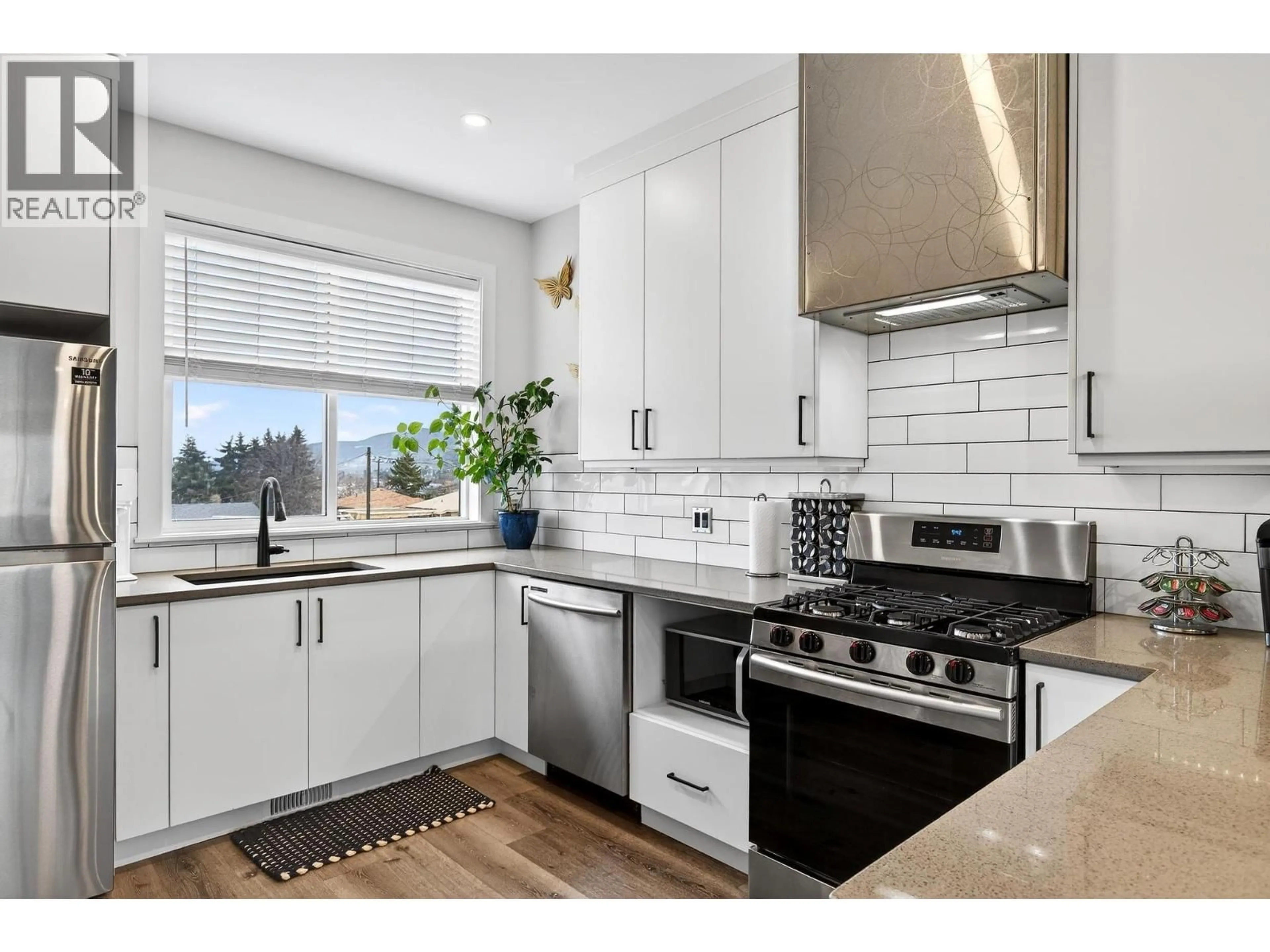 Open concept kitchen, ceramic/tile floor for 3 - 3405 16 AVENUE, Vernon British Columbia V1T1A7