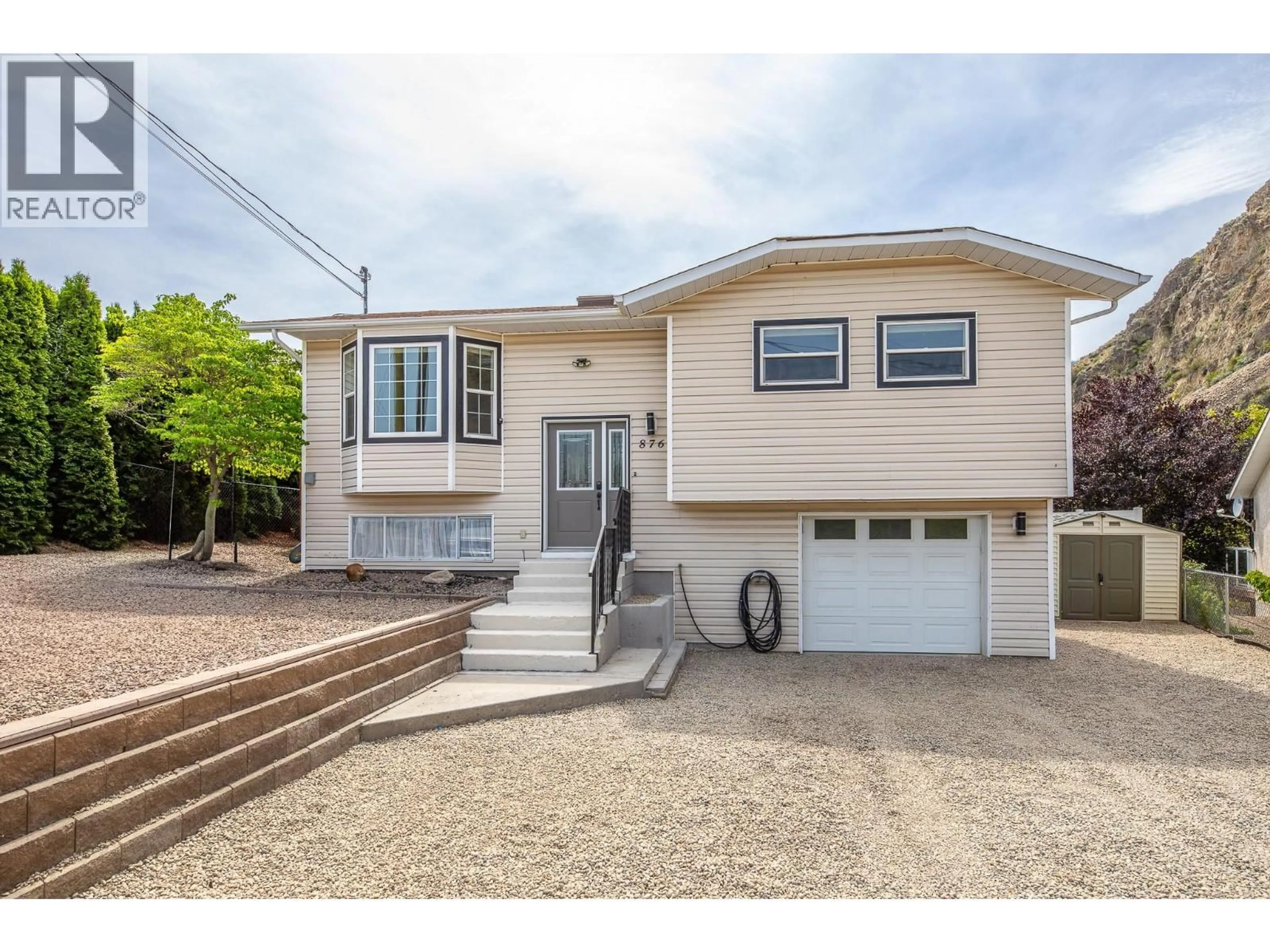 Home with vinyl exterior material, street for 876 EVENINGSTAR CRESCENT, Oliver British Columbia V0H1T0