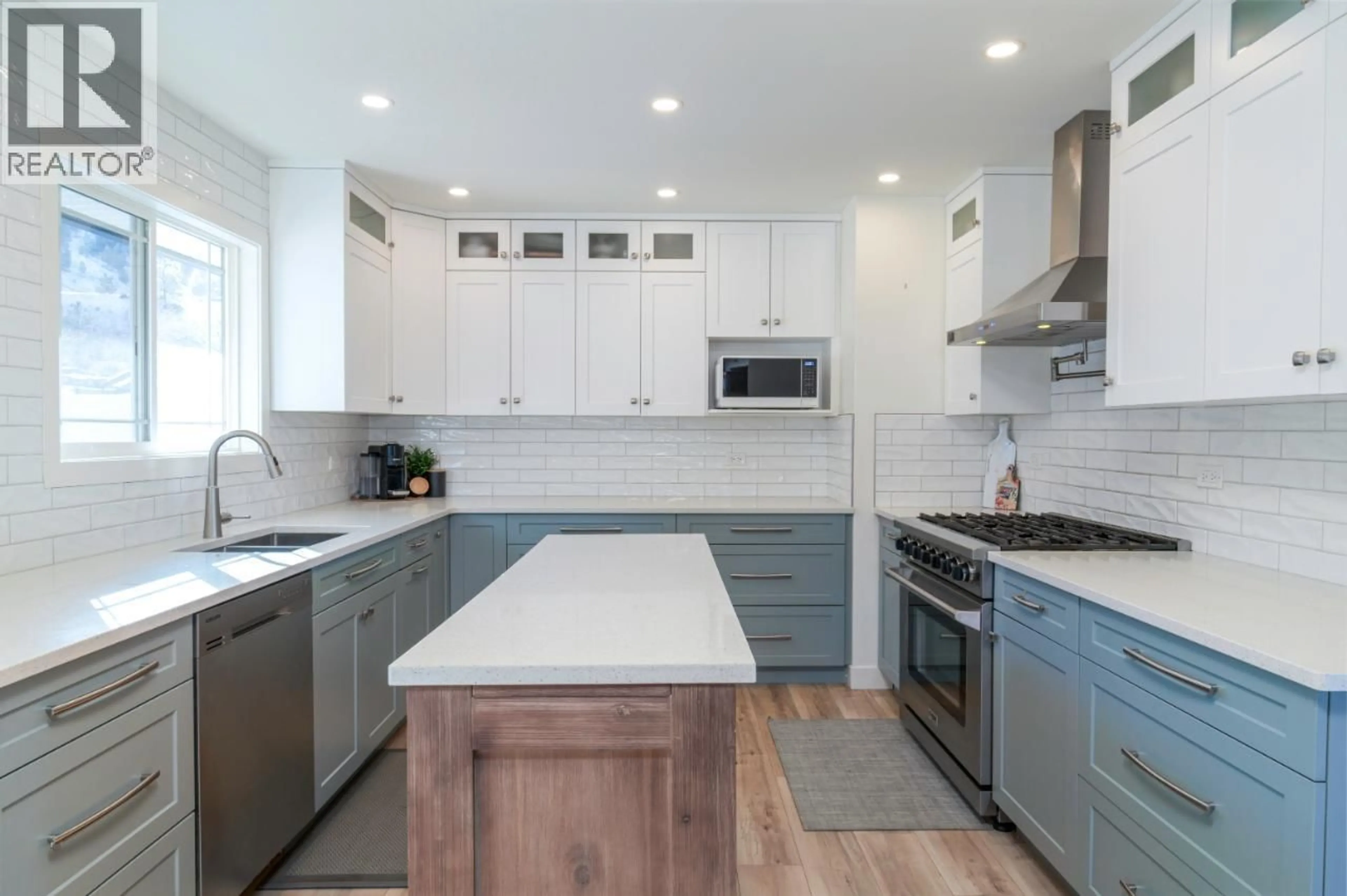 Contemporary kitchen, unknown for 1515 ROBINSON CRESCENT, Kamloops British Columbia V2C3J2