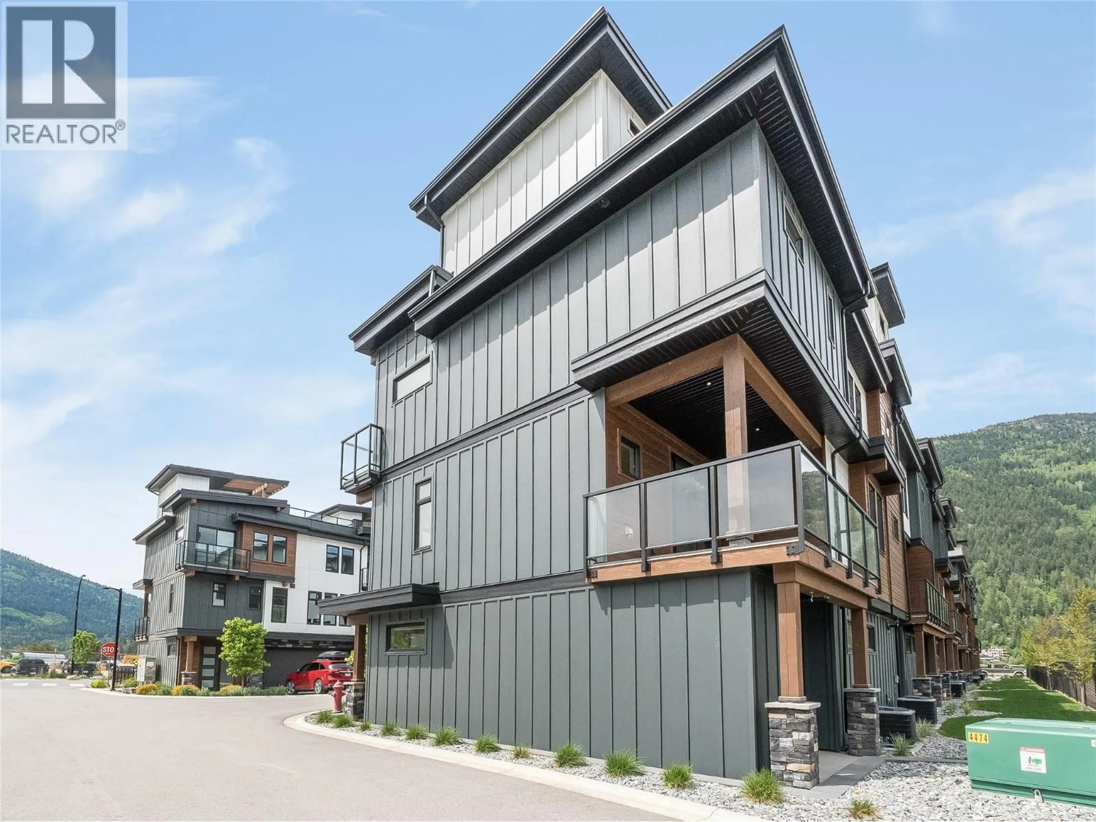 Home with vinyl exterior material, street for 208 - 910 LAKESIDE DRIVE, Nelson British Columbia V1L6G3