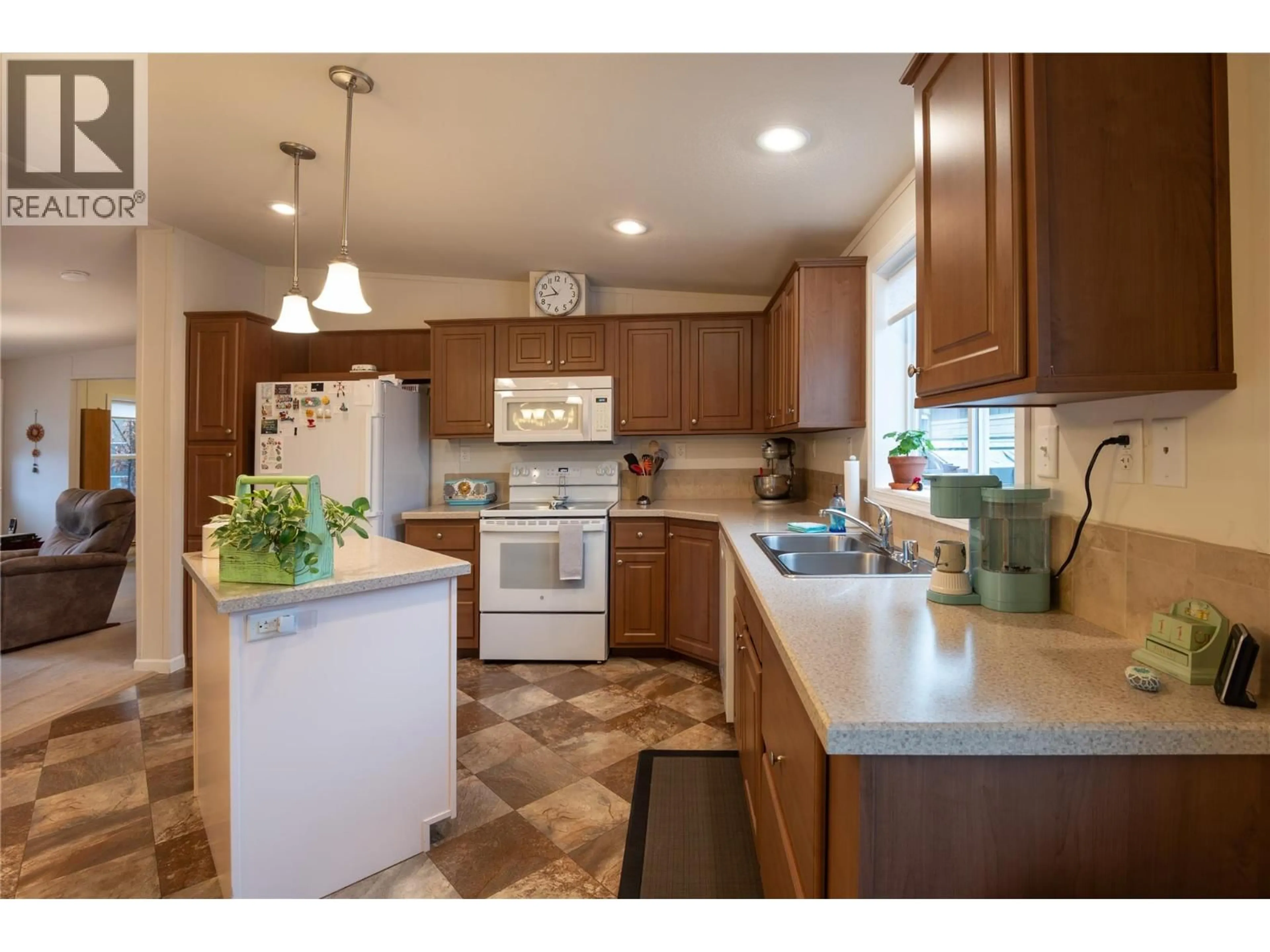 Standard kitchen, unknown for 24 - 4811 10A AVENUE NORTHEAST, Salmon Arm British Columbia V1E1C5