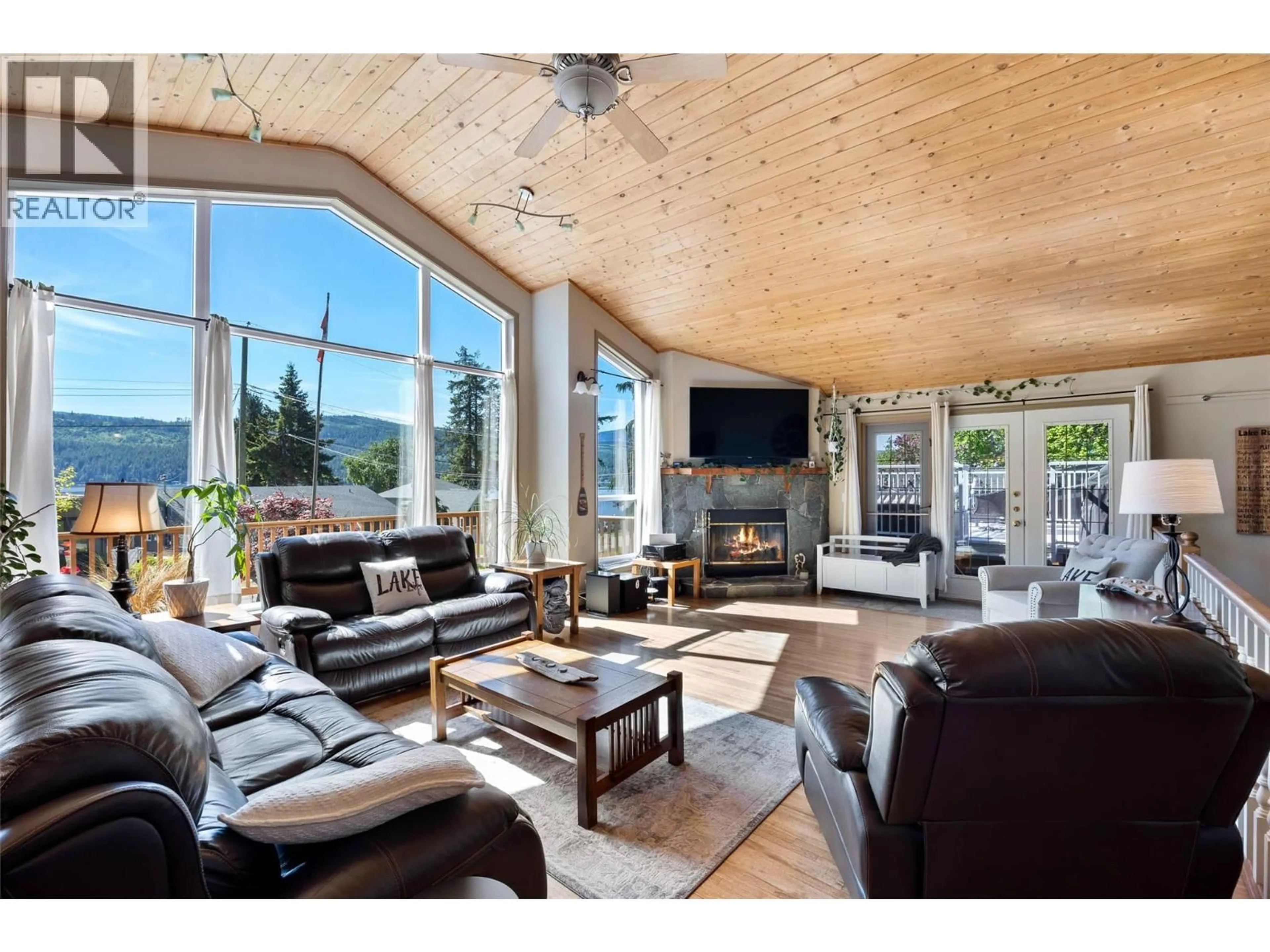 Living room with furniture, wood/laminate floor for 8697 ST. IVES ROAD, St. Ives British Columbia V0E1M9
