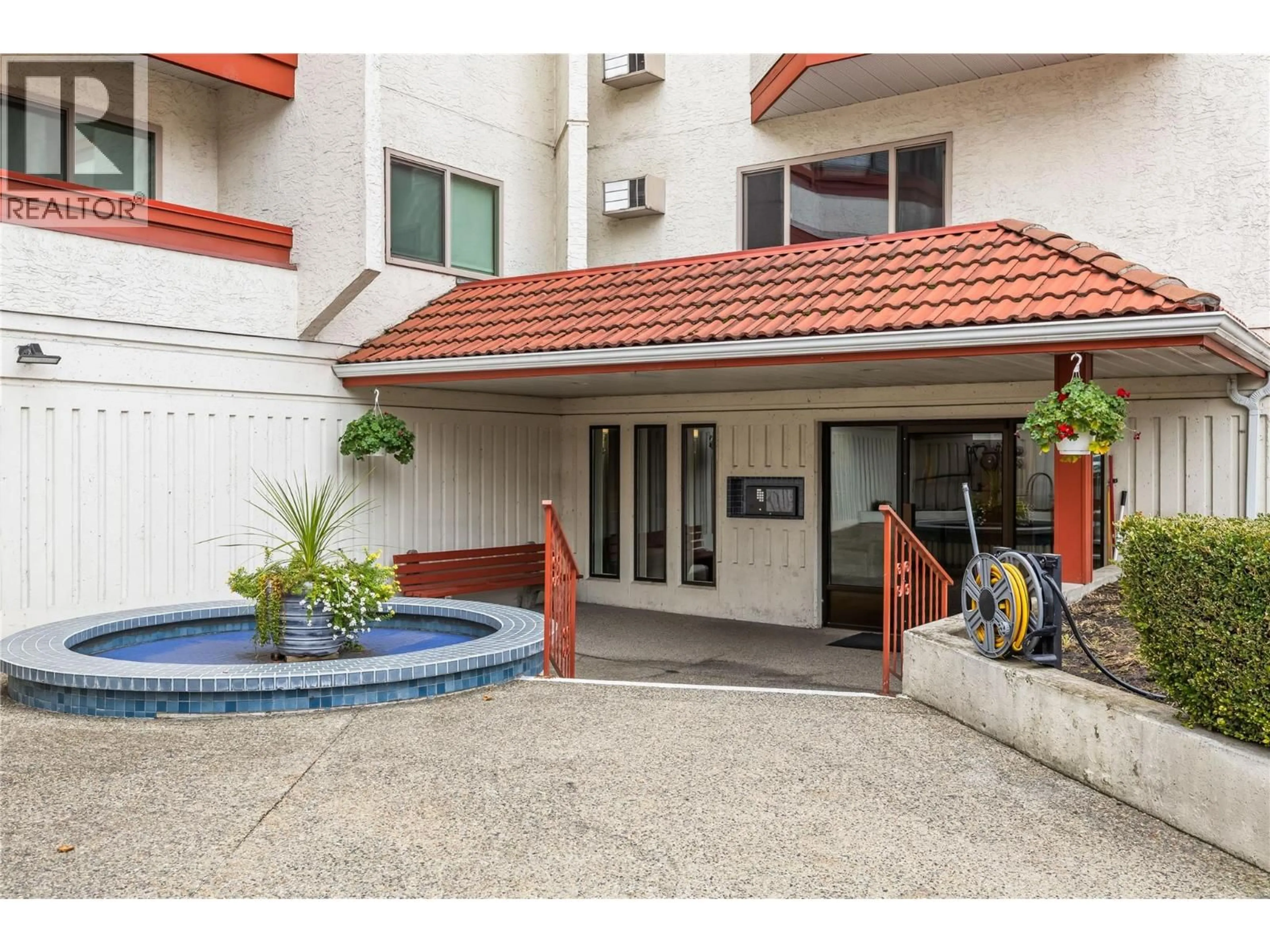 Indoor foyer for 306 - 2110 HOY STREET, Kelowna British Columbia V1Y8T4