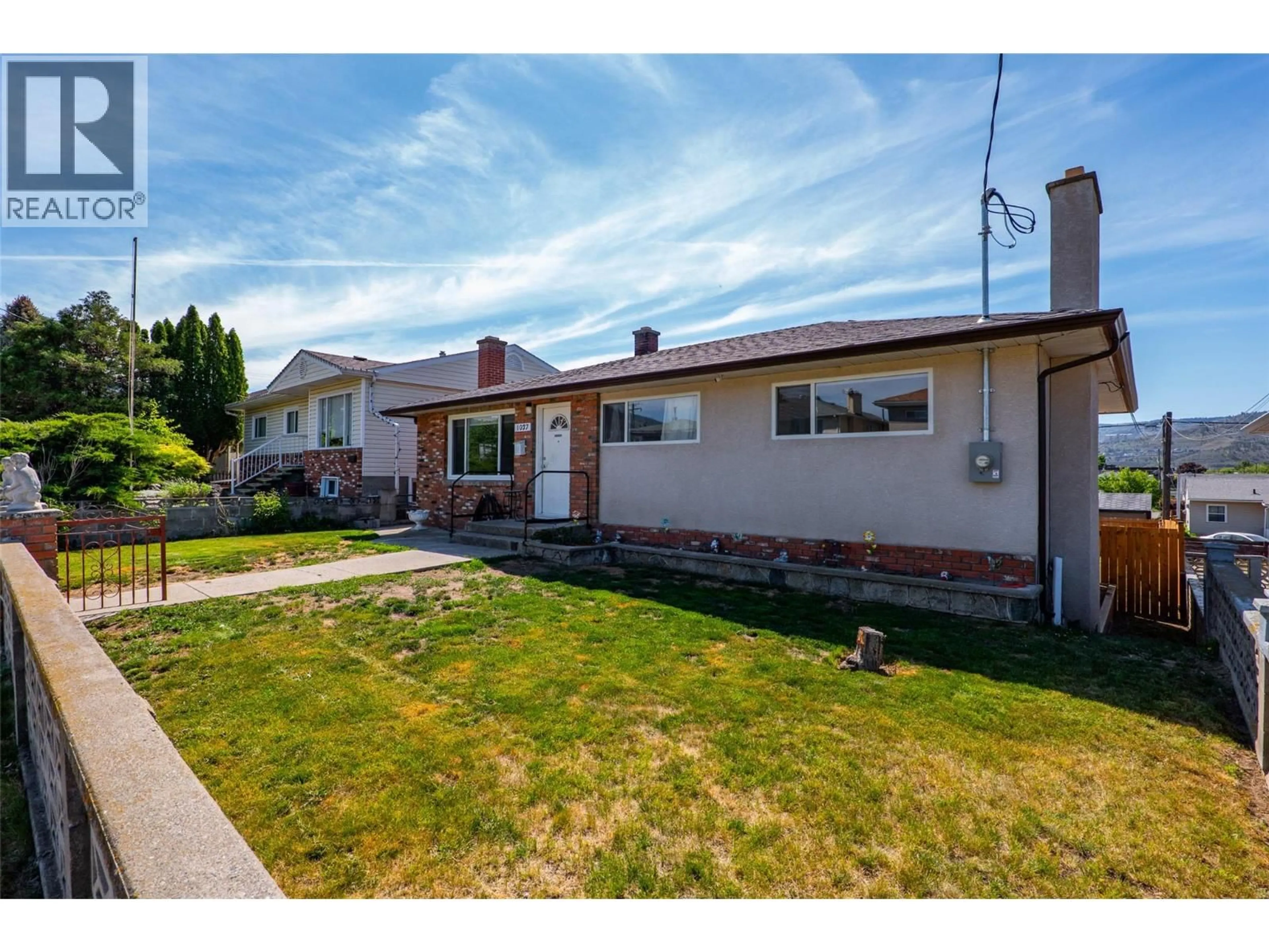 A pic from outside/outdoor area/front of a property/back of a property/a pic from drone, street for 1027 MONCTON AVENUE, Kamloops British Columbia V2B1S5