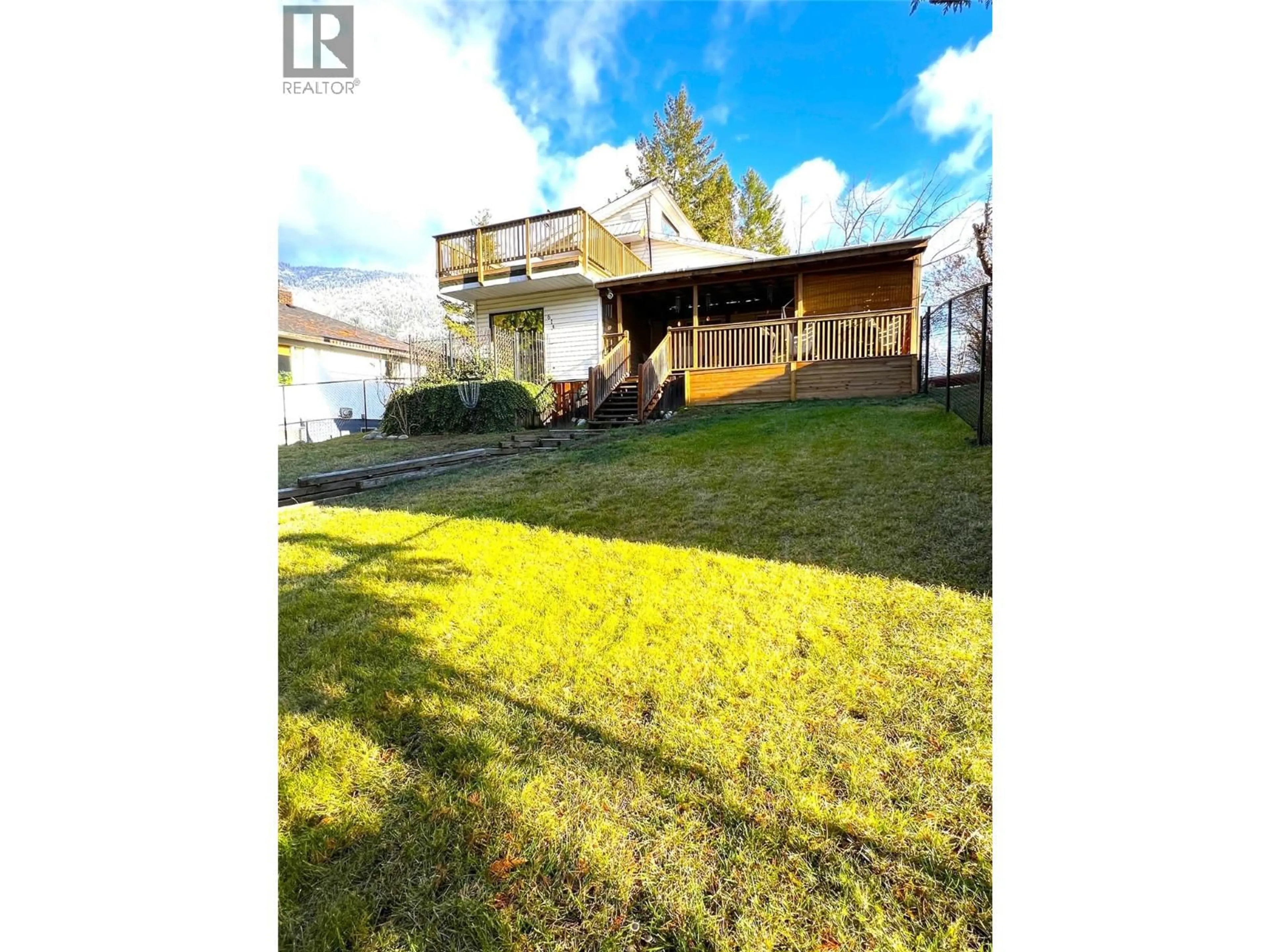 A pic from outside/outdoor area/front of a property/back of a property/a pic from drone, unknown for 613 11TH AVENUE, Castlegar British Columbia V1N1J7