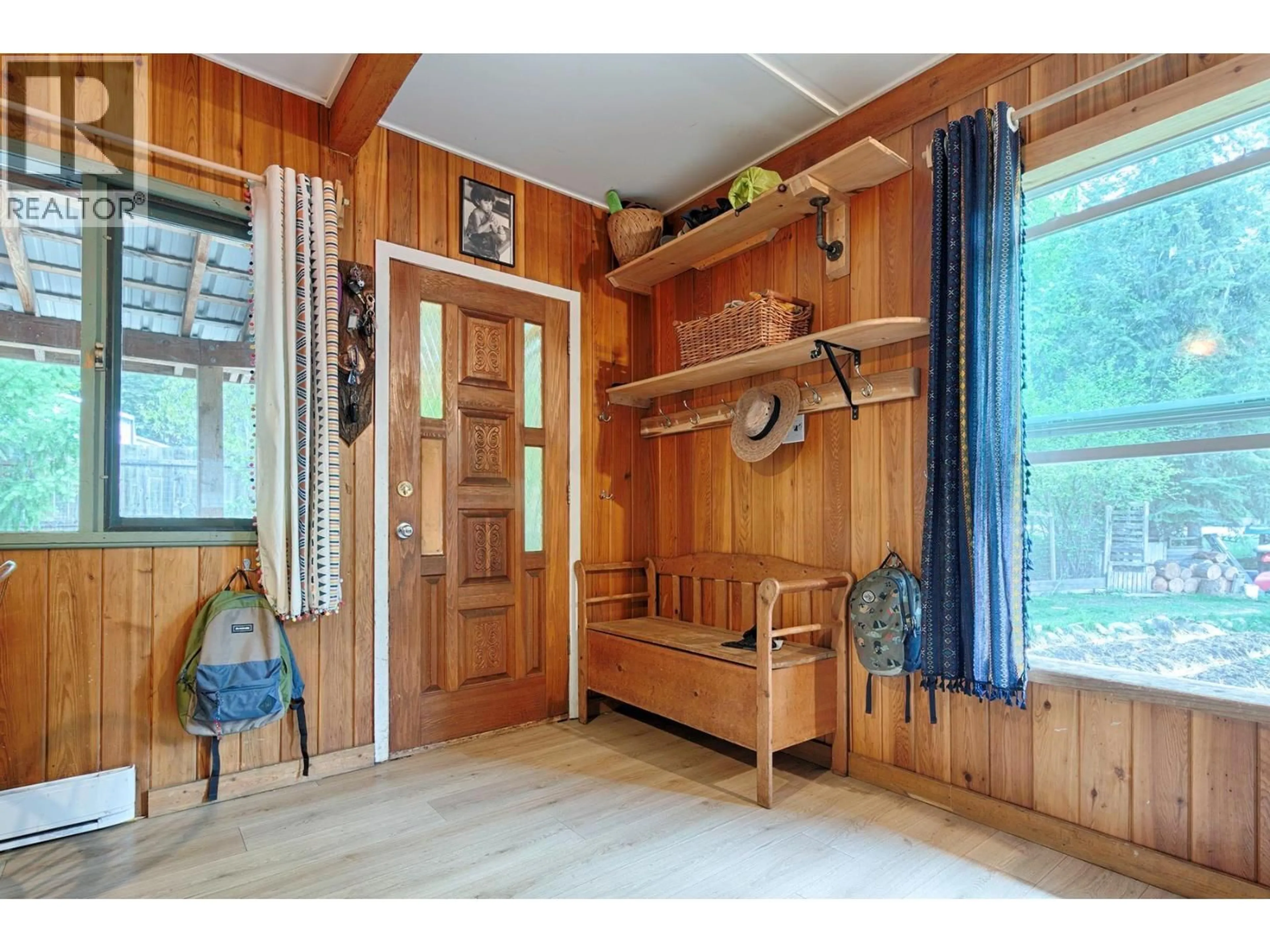 Indoor entryway for 1013 SLOCAN STREET, Slocan British Columbia V1L2C0