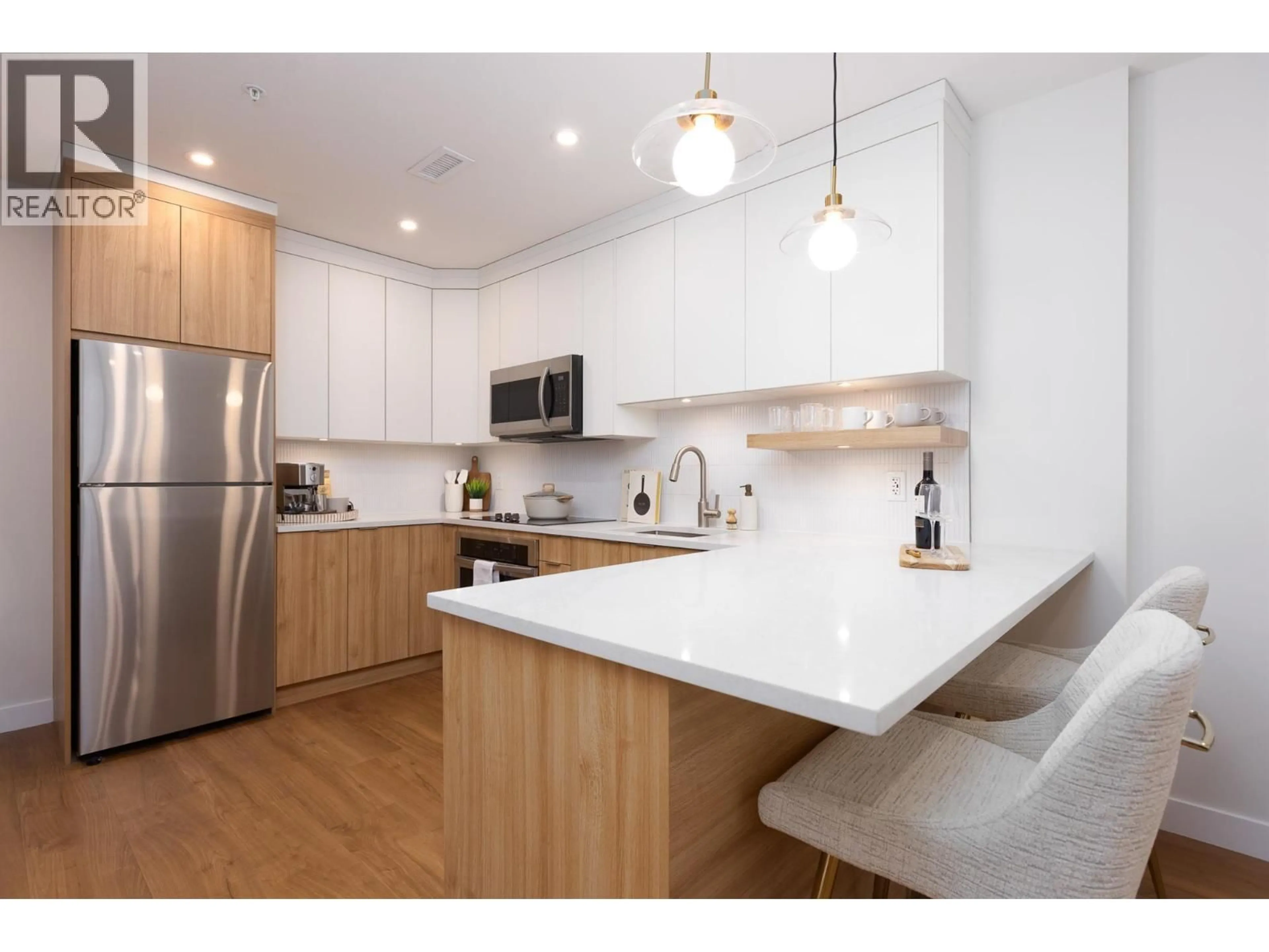 Open concept kitchen, wood/laminate floor for 424 - 1281 PRIDHAM AVENUE, Kelowna British Columbia V1Y6B3