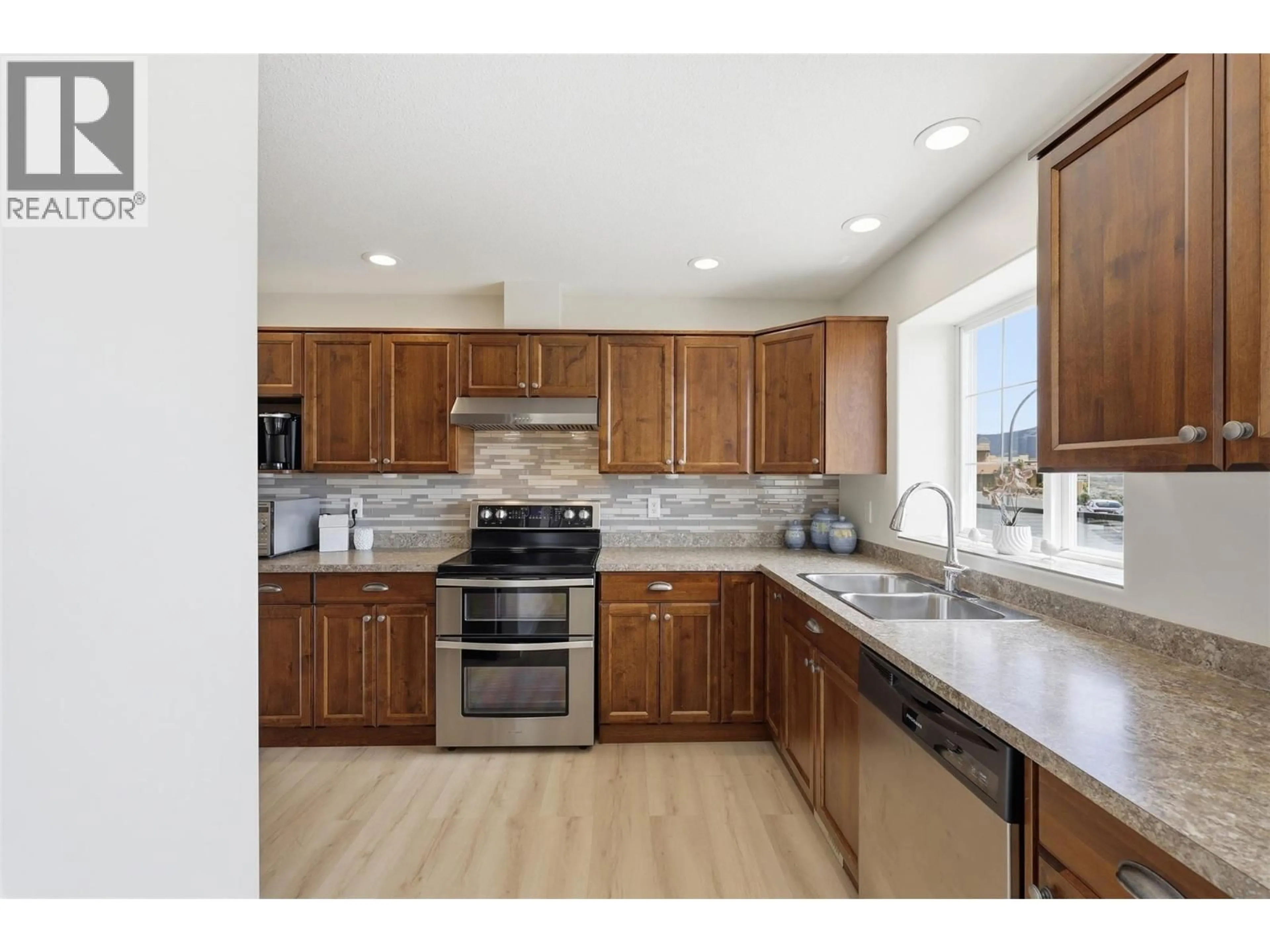 Open concept kitchen, unknown for 1870 NORVIEW PLACE, Kamloops British Columbia V2B8L8
