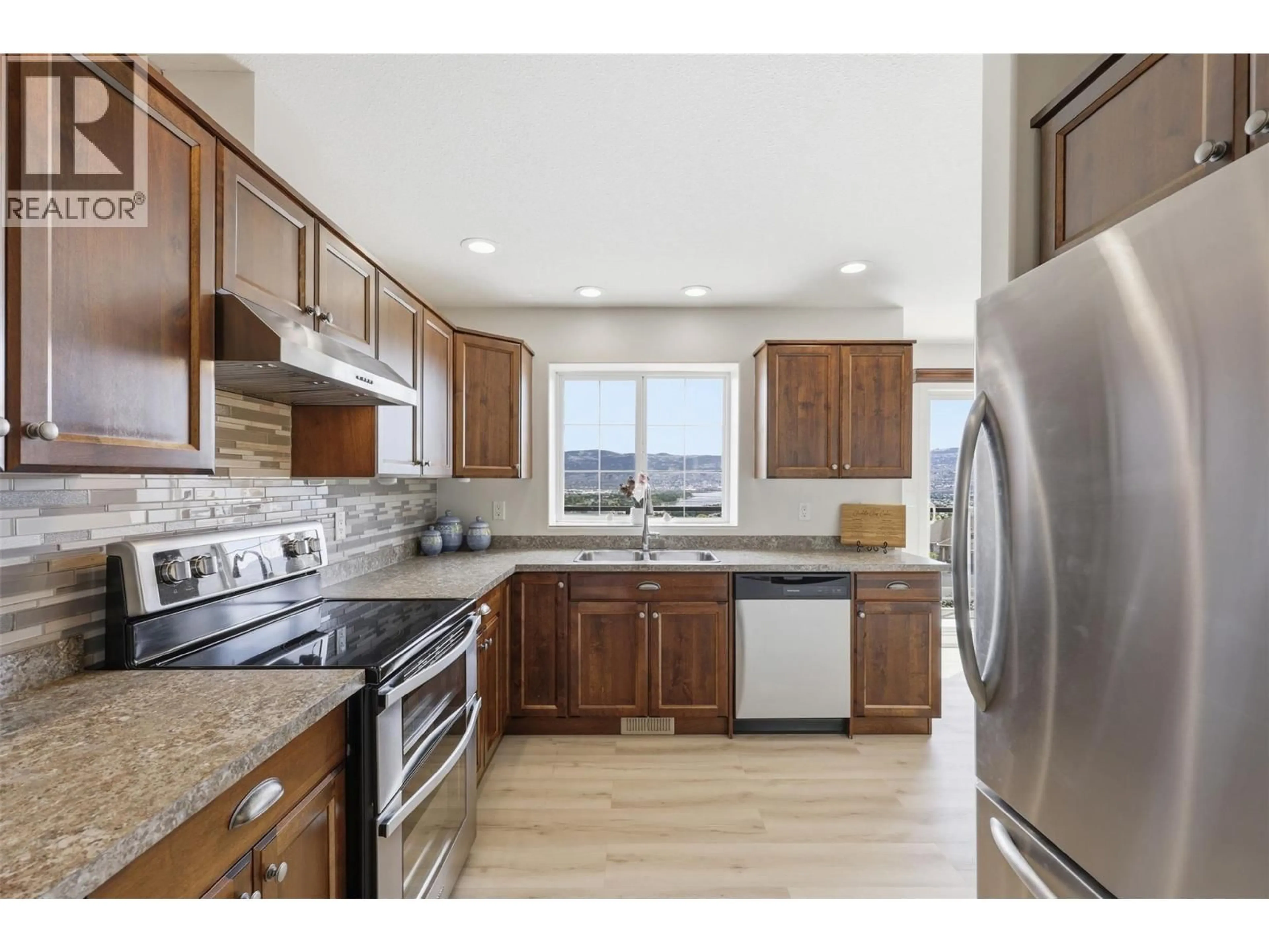 Standard kitchen, unknown for 1870 NORVIEW PLACE, Kamloops British Columbia V2B8L8