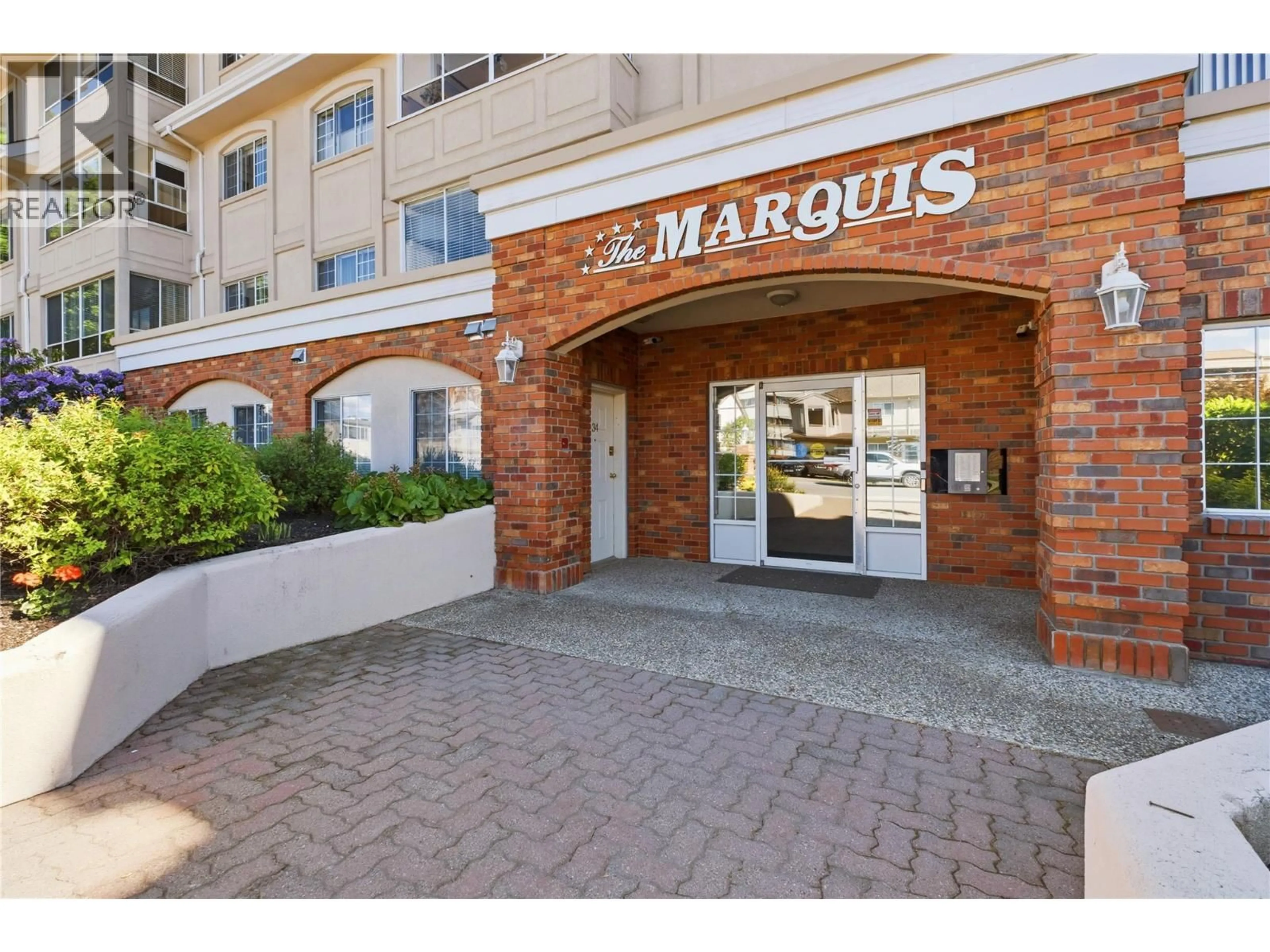 Indoor foyer for 102 - 1055 LAWRENCE AVENUE, Kelowna British Columbia V1Y6M3