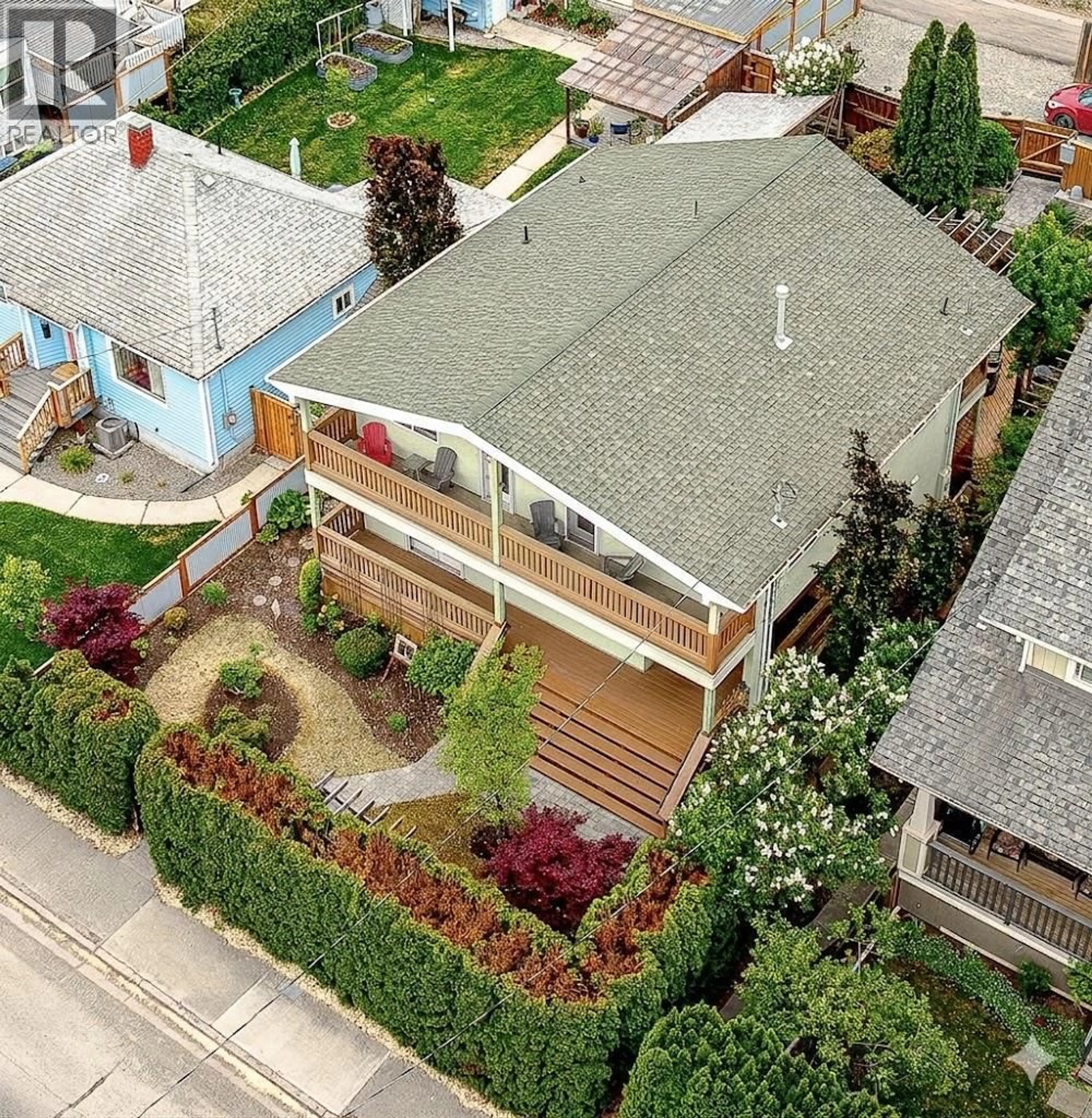 A pic from outside/outdoor area/front of a property/back of a property/a pic from drone, street for 1127 COLUMBIA STREET, Kamloops British Columbia V2C2W3