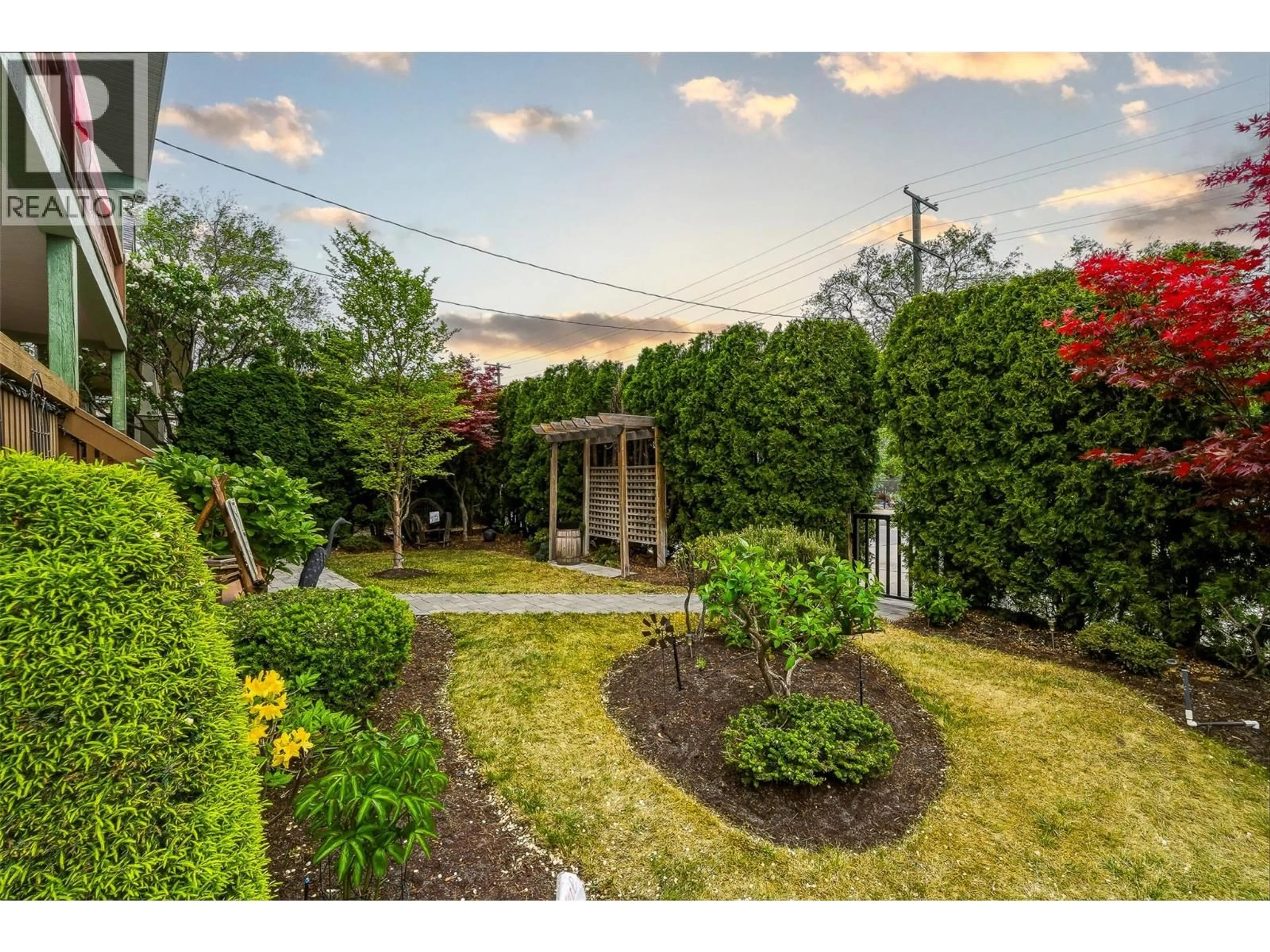 A pic from outside/outdoor area/front of a property/back of a property/a pic from drone, street for 1127 COLUMBIA STREET, Kamloops British Columbia V2C2W3