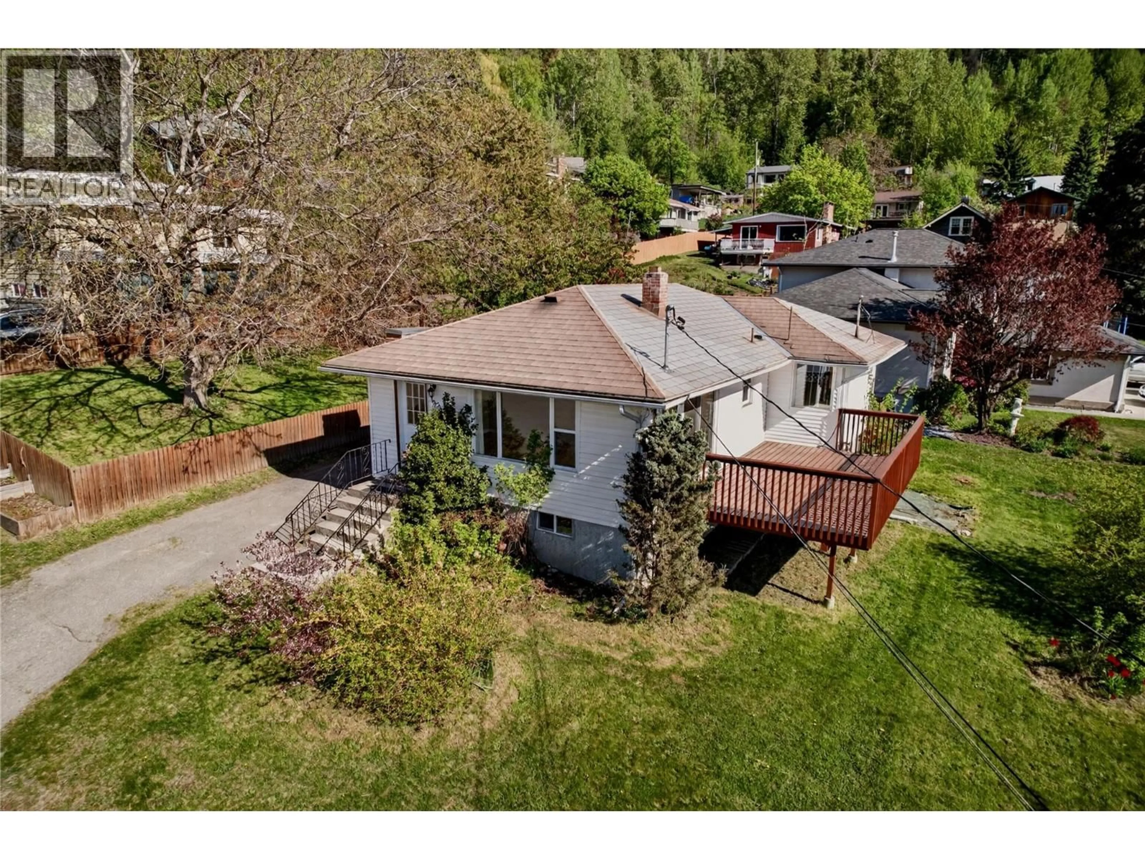 A pic from outside/outdoor area/front of a property/back of a property/a pic from drone, street for 902 GORE STREET, Nelson British Columbia V1L5C9