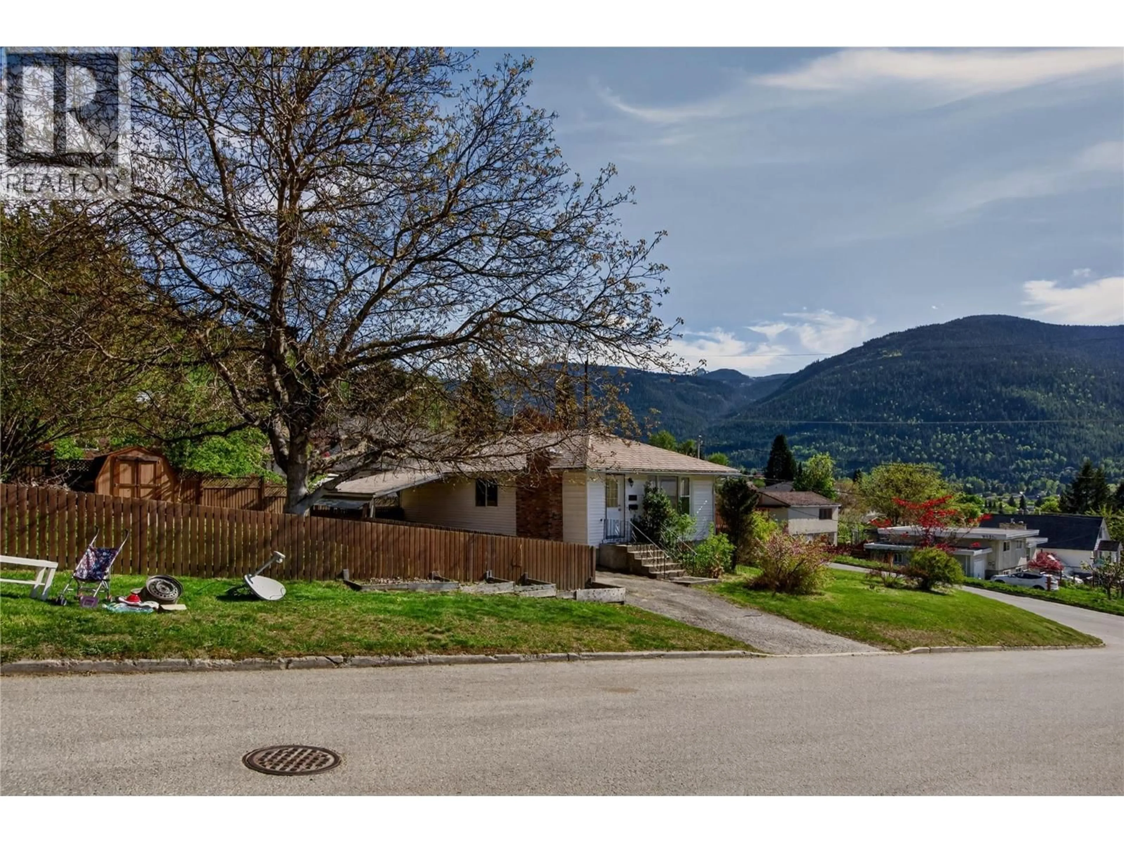 A pic from outside/outdoor area/front of a property/back of a property/a pic from drone, mountain view for 902 GORE STREET, Nelson British Columbia V1L5C9