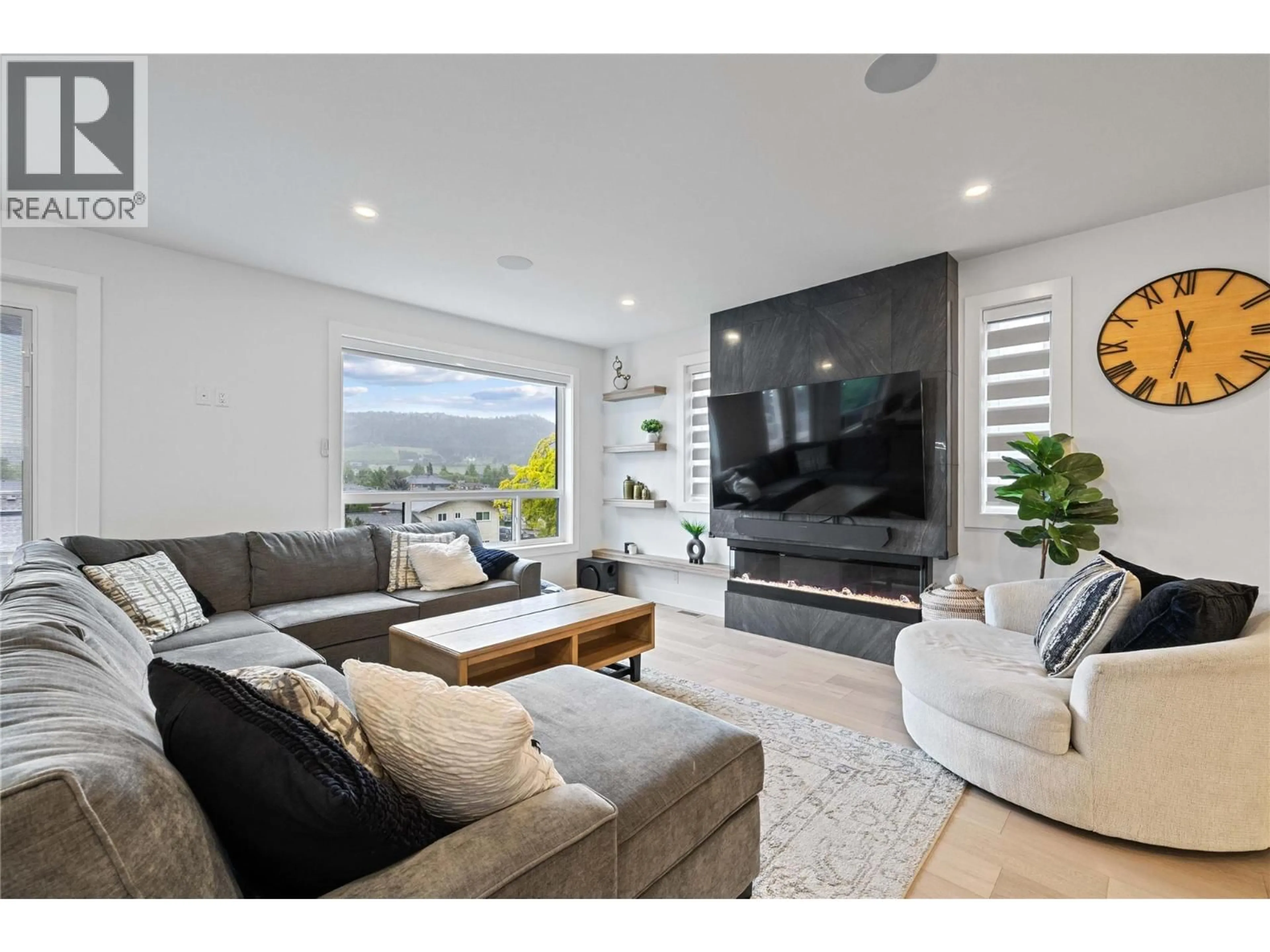 Living room with furniture, unknown for 389 MOUBRAY ROAD, Kelowna British Columbia V1V1R4
