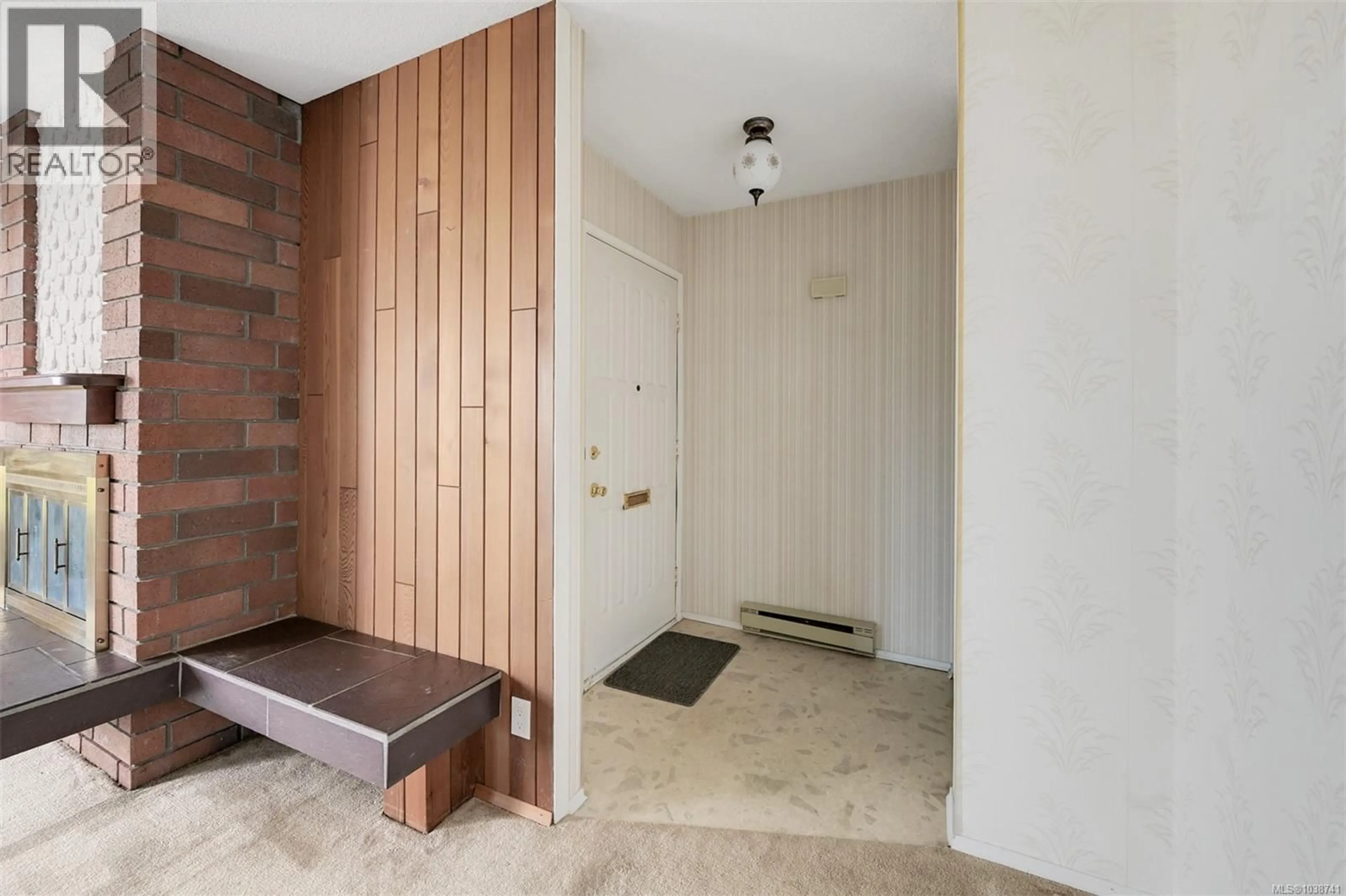 Indoor entryway for 15 - 3968 CEDAR HILL ROAD, Saanich British Columbia V8N3B8