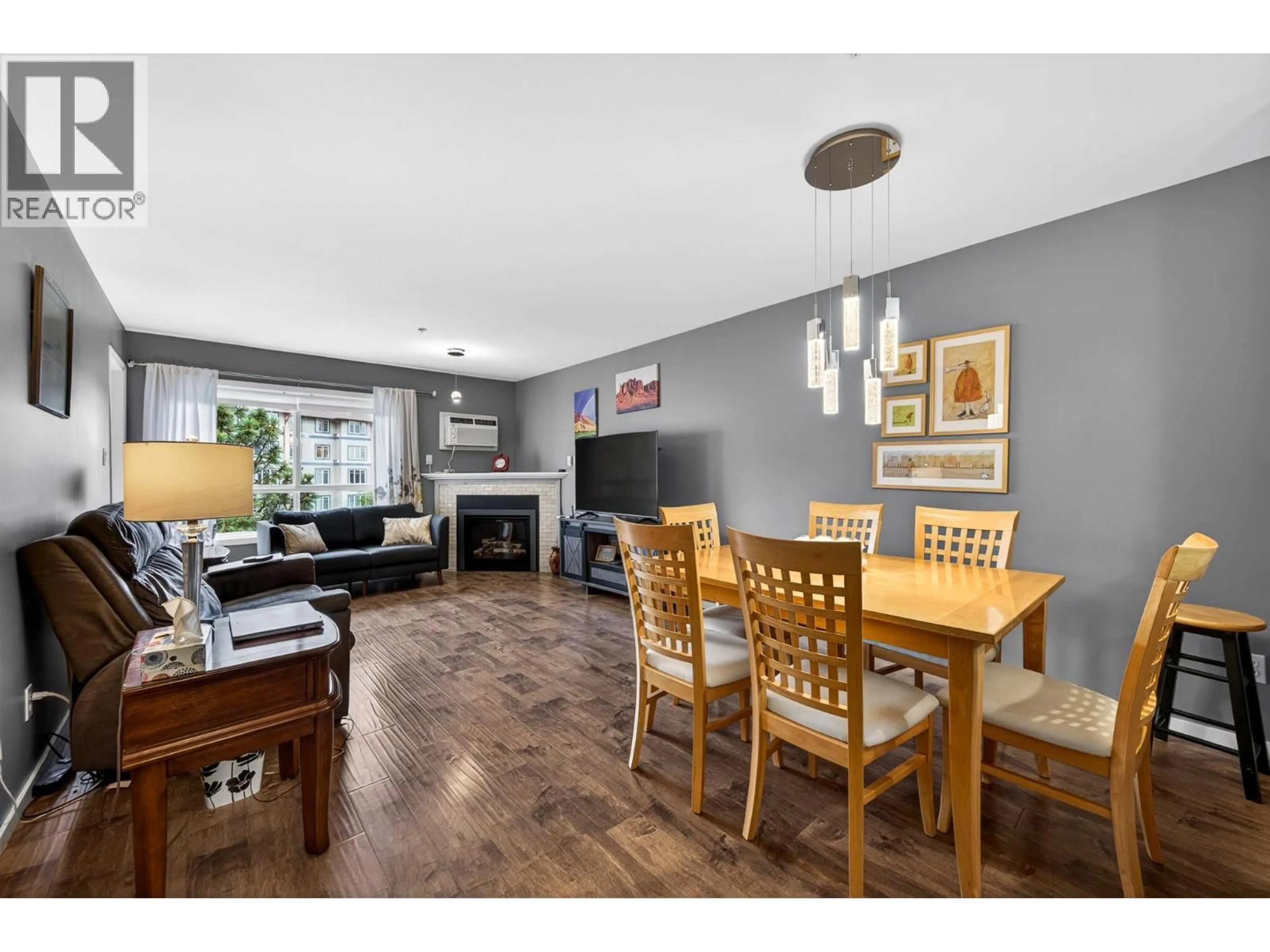 Living room with furniture, wood/laminate floor for 411 - 1120 HUGH ALLAN DRIVE, Kamloops British Columbia V1S1T4