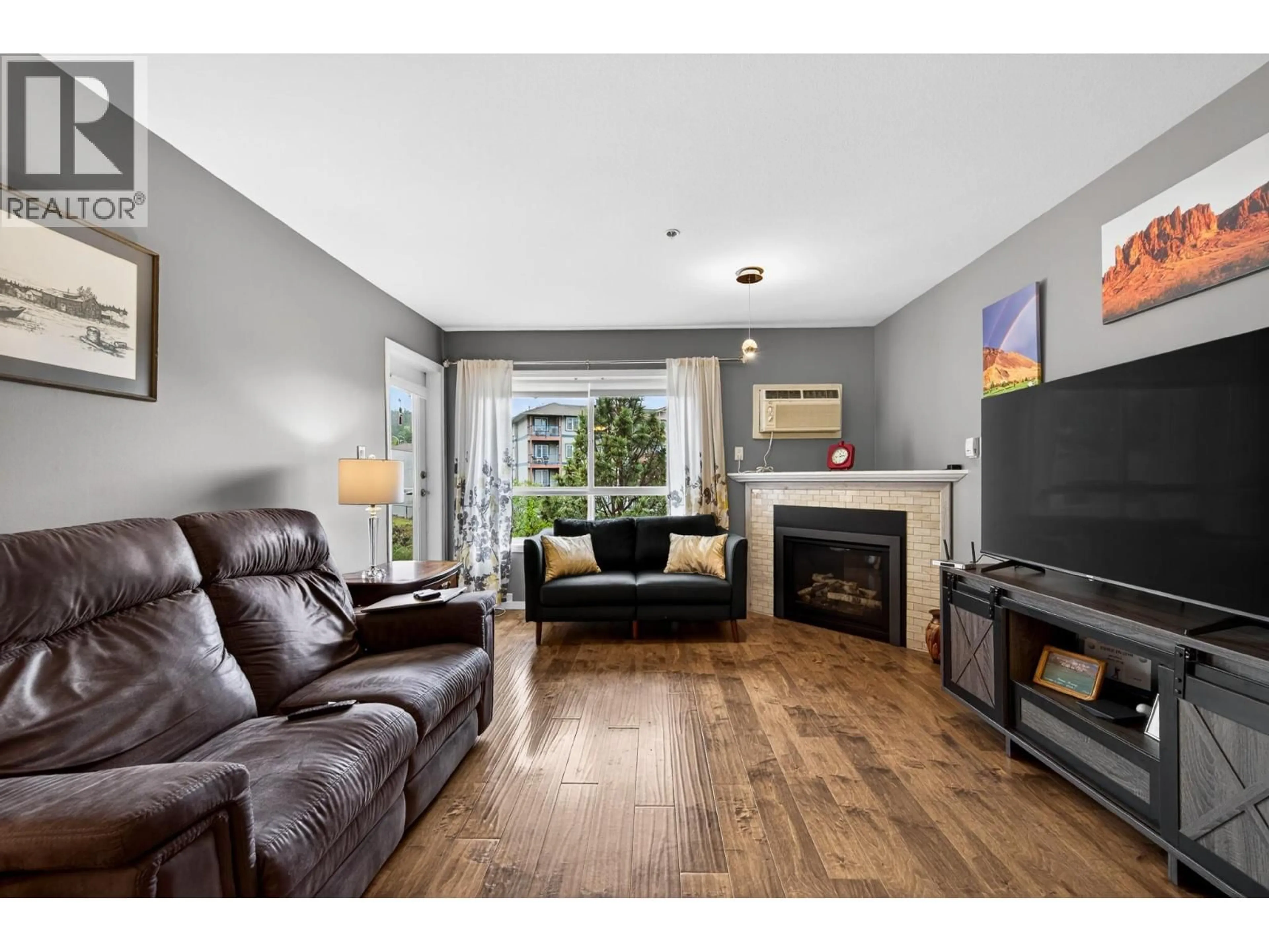 Living room with furniture, wood/laminate floor for 411 - 1120 HUGH ALLAN DRIVE, Kamloops British Columbia V1S1T4