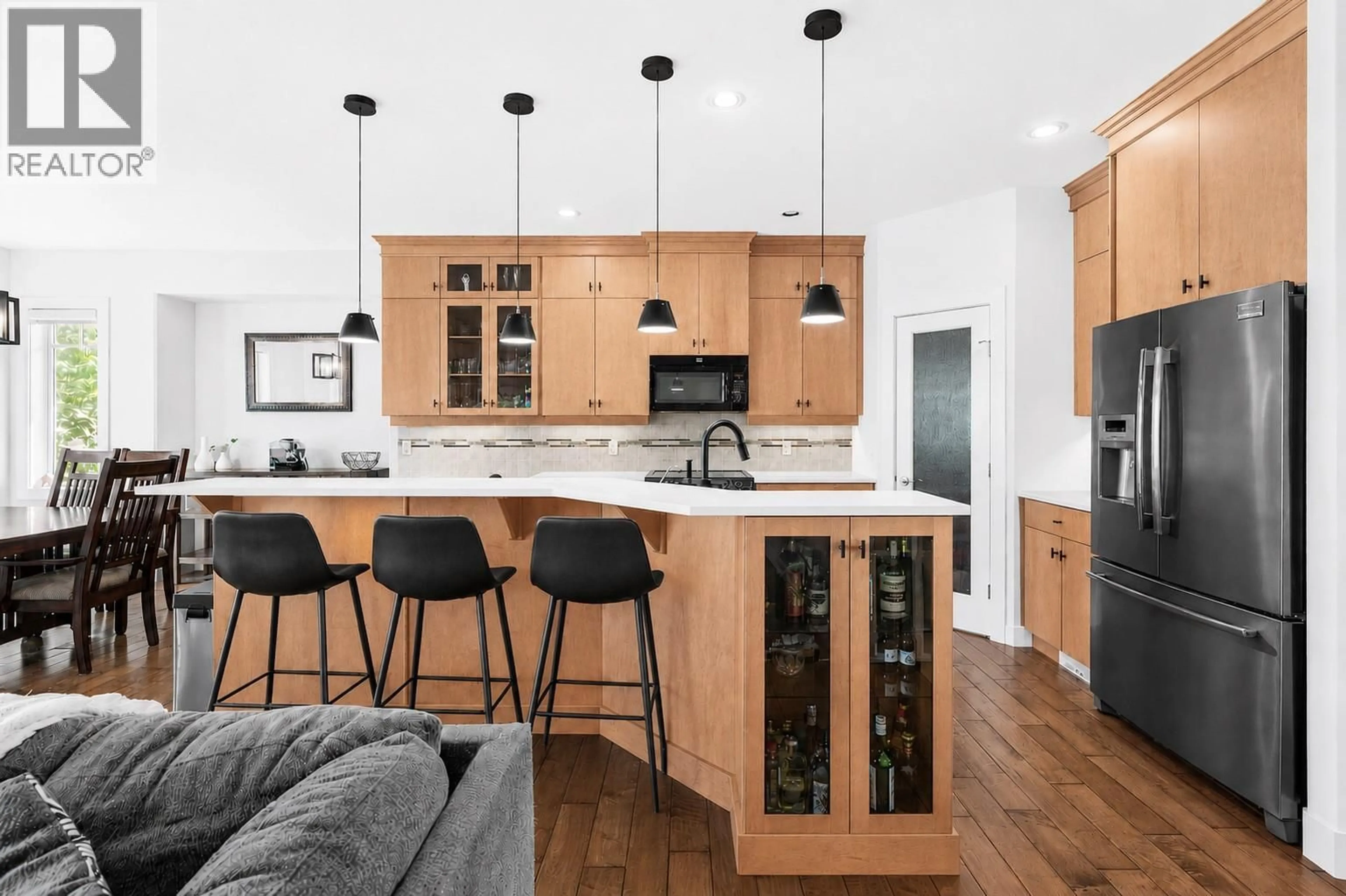 Contemporary kitchen, unknown for 1601 TOWER RANCH BOULEVARD, Kelowna British Columbia V1P1P9