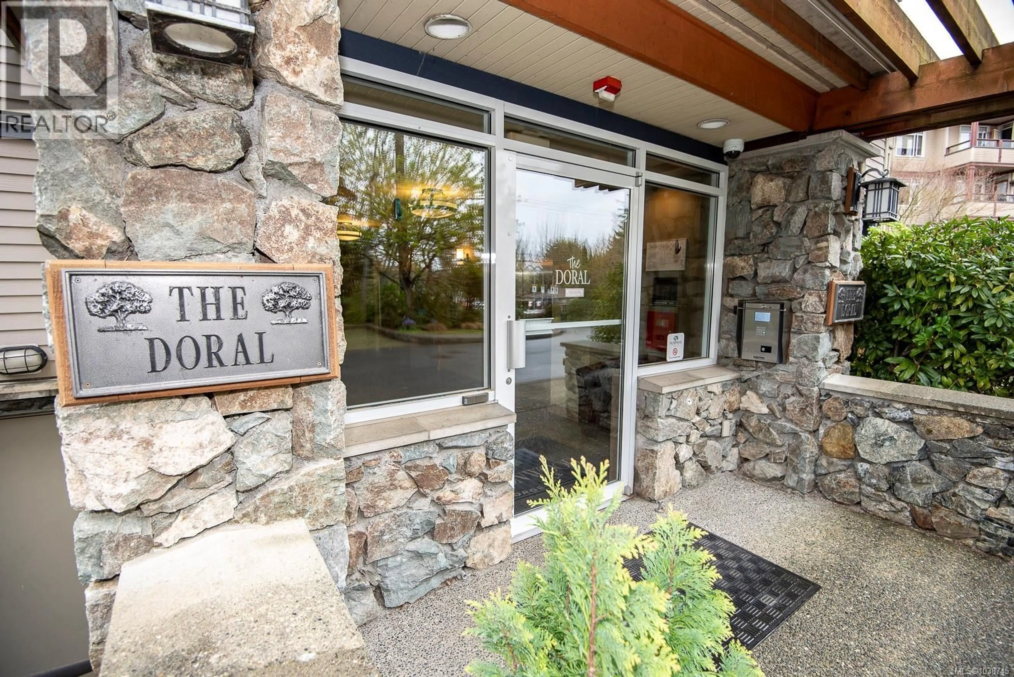 Indoor foyer for 302D - 1115 CRAIGFLOWER ROAD, Esquimalt British Columbia V9A7R1