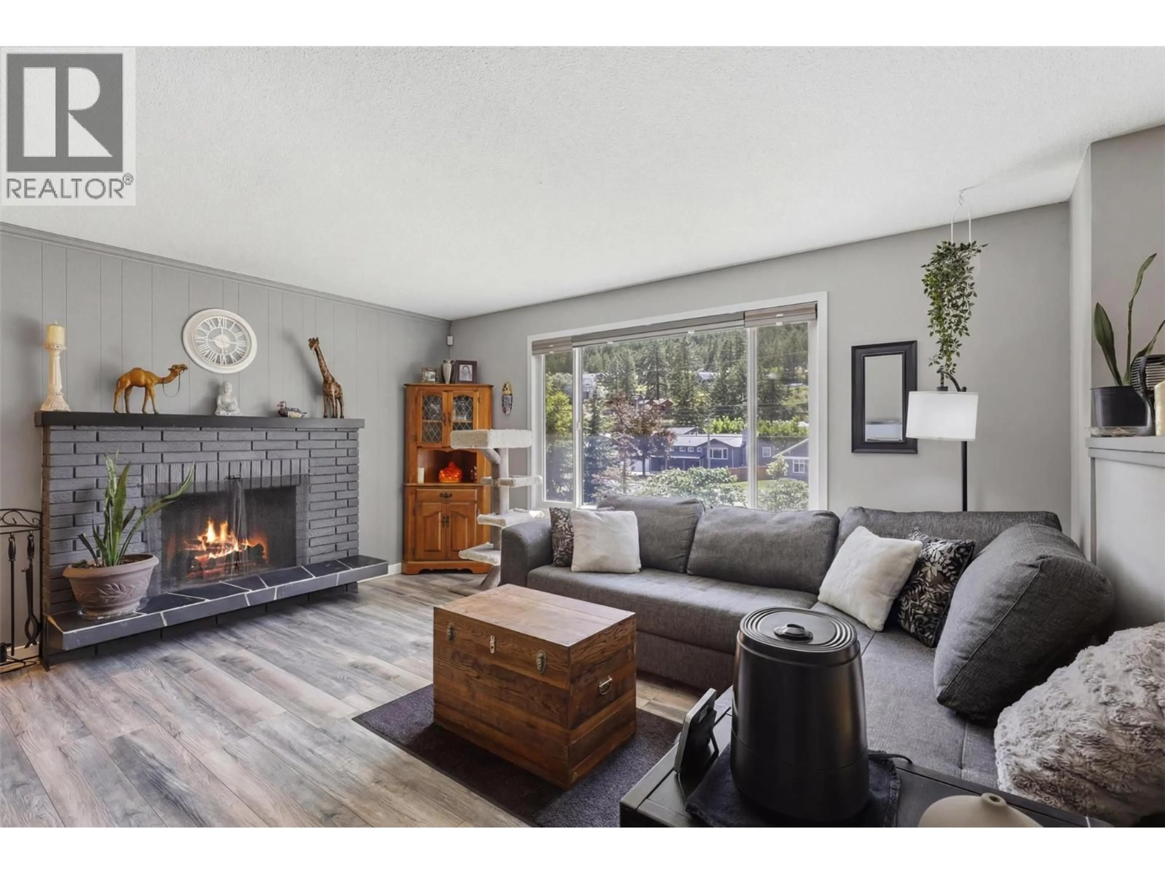 Living room with furniture, wood/laminate floor for 1322 LAMAR DRIVE, Kamloops British Columbia V2C5C6