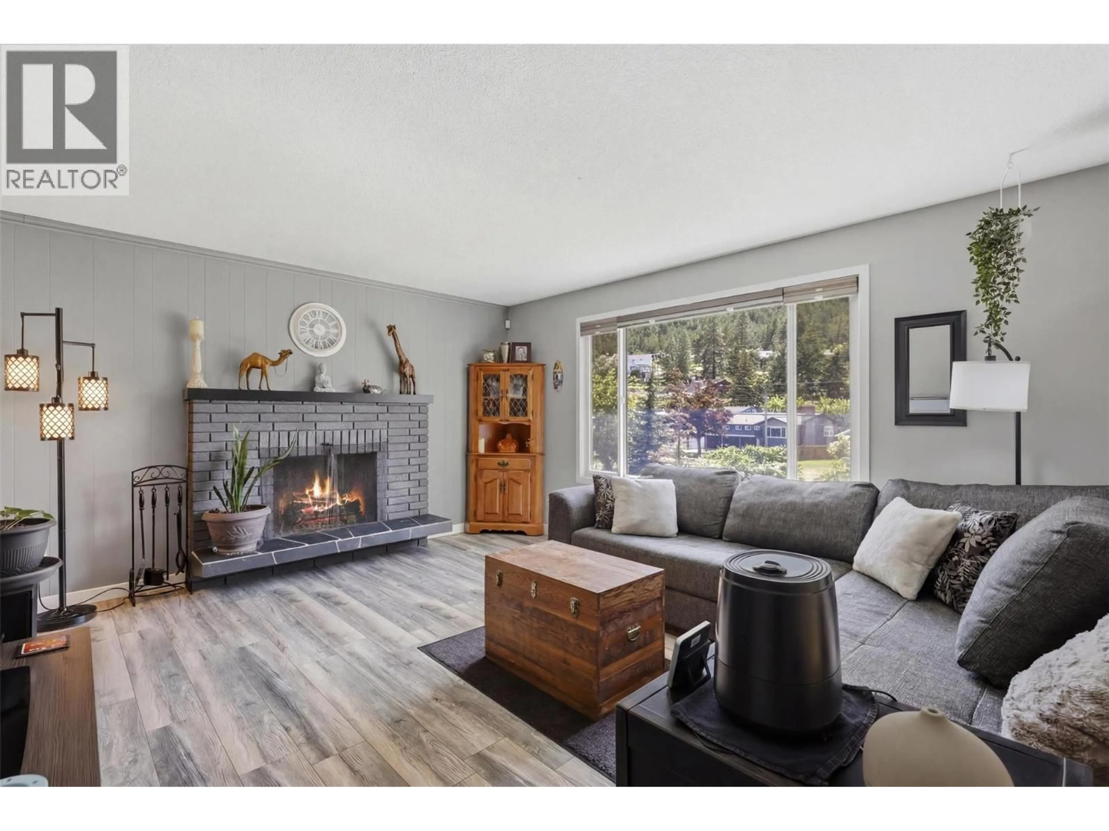 Living room with furniture, wood/laminate floor for 1322 LAMAR DRIVE, Kamloops British Columbia V2C5C6