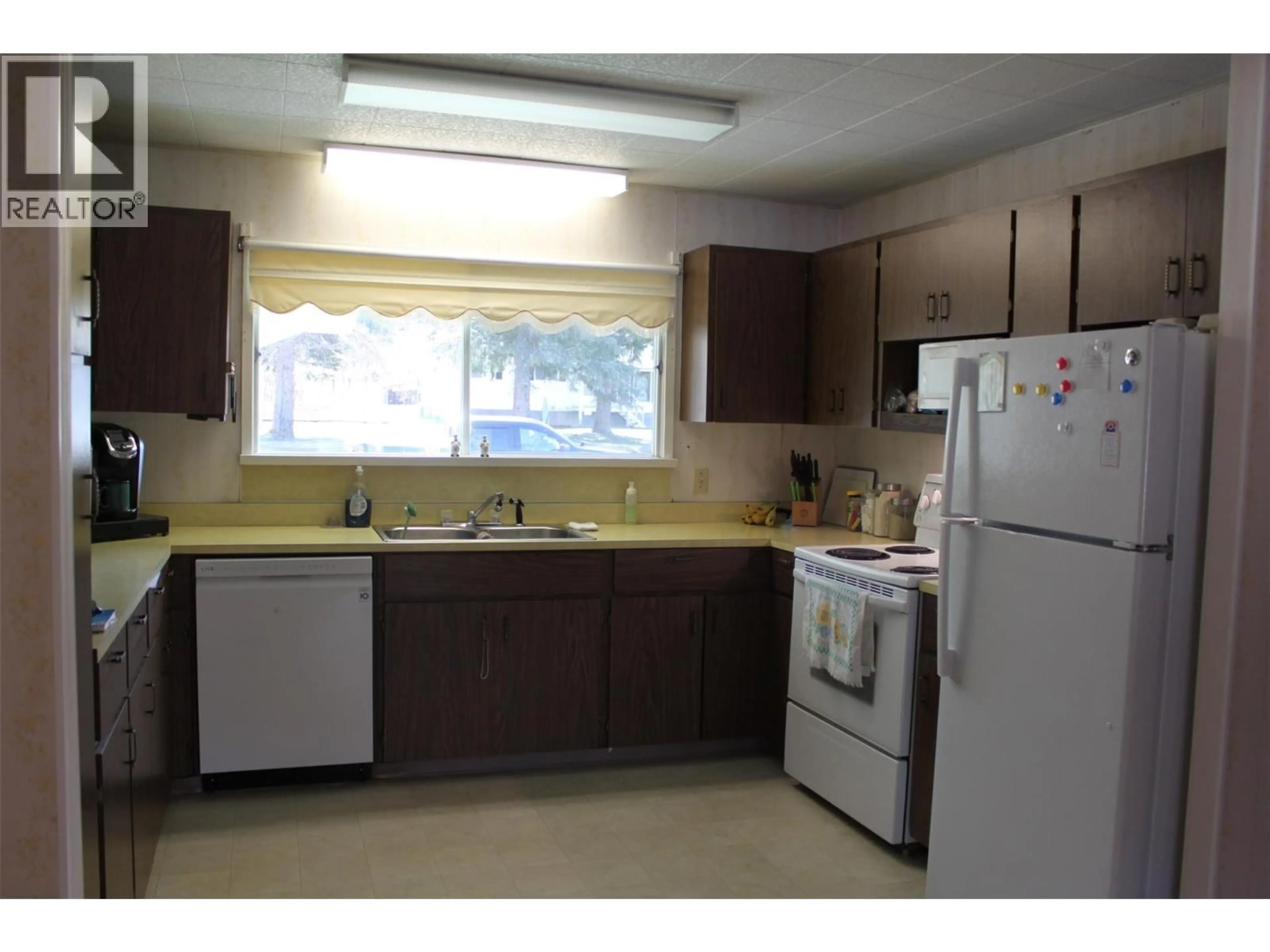 Standard kitchen, unknown for 208 MAPLE STREET, Fauquier British Columbia V0G1J0