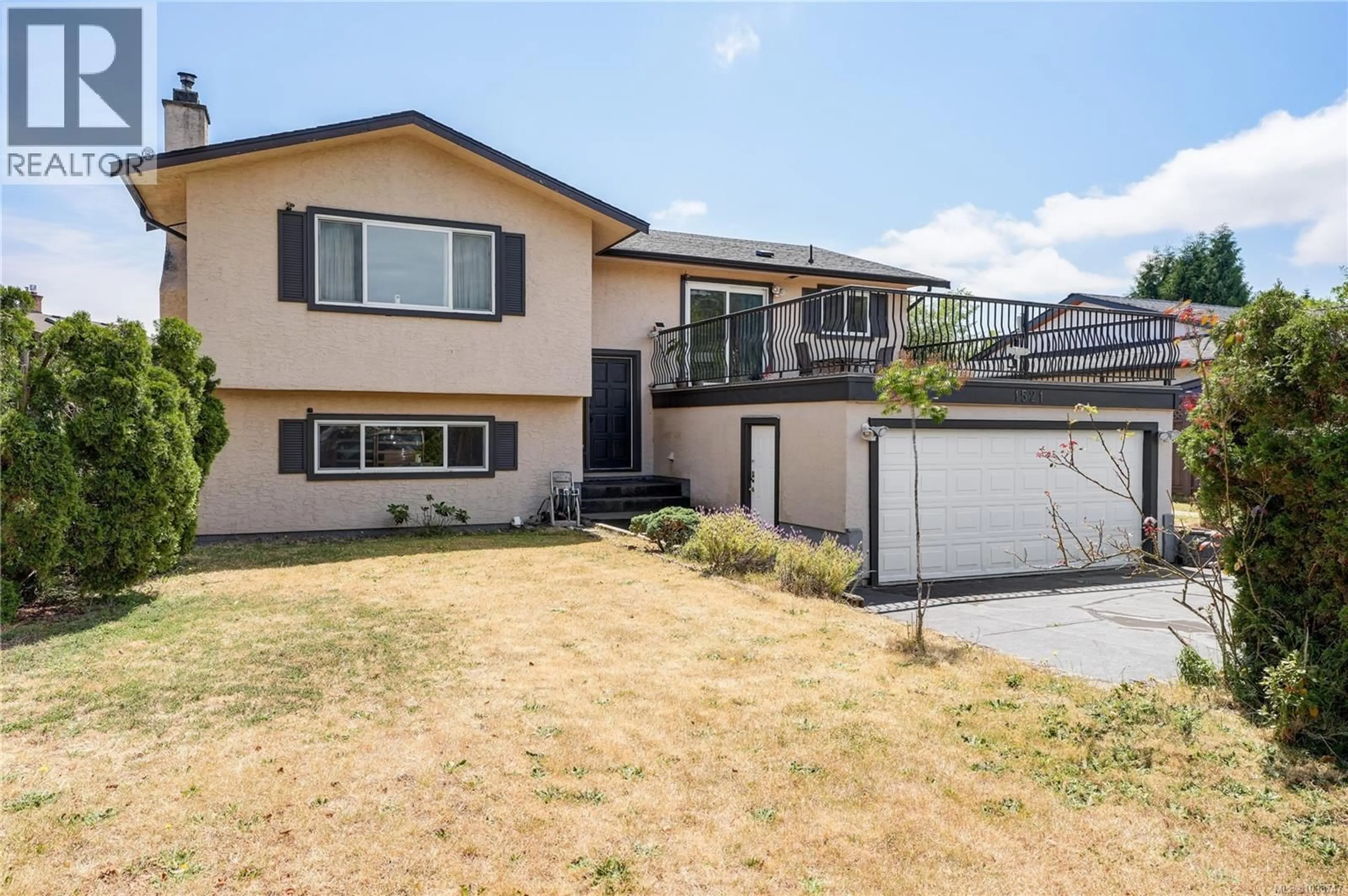 Home with vinyl exterior material, street for 1521 SAN JUAN AVENUE, Saanich British Columbia V8N2L4