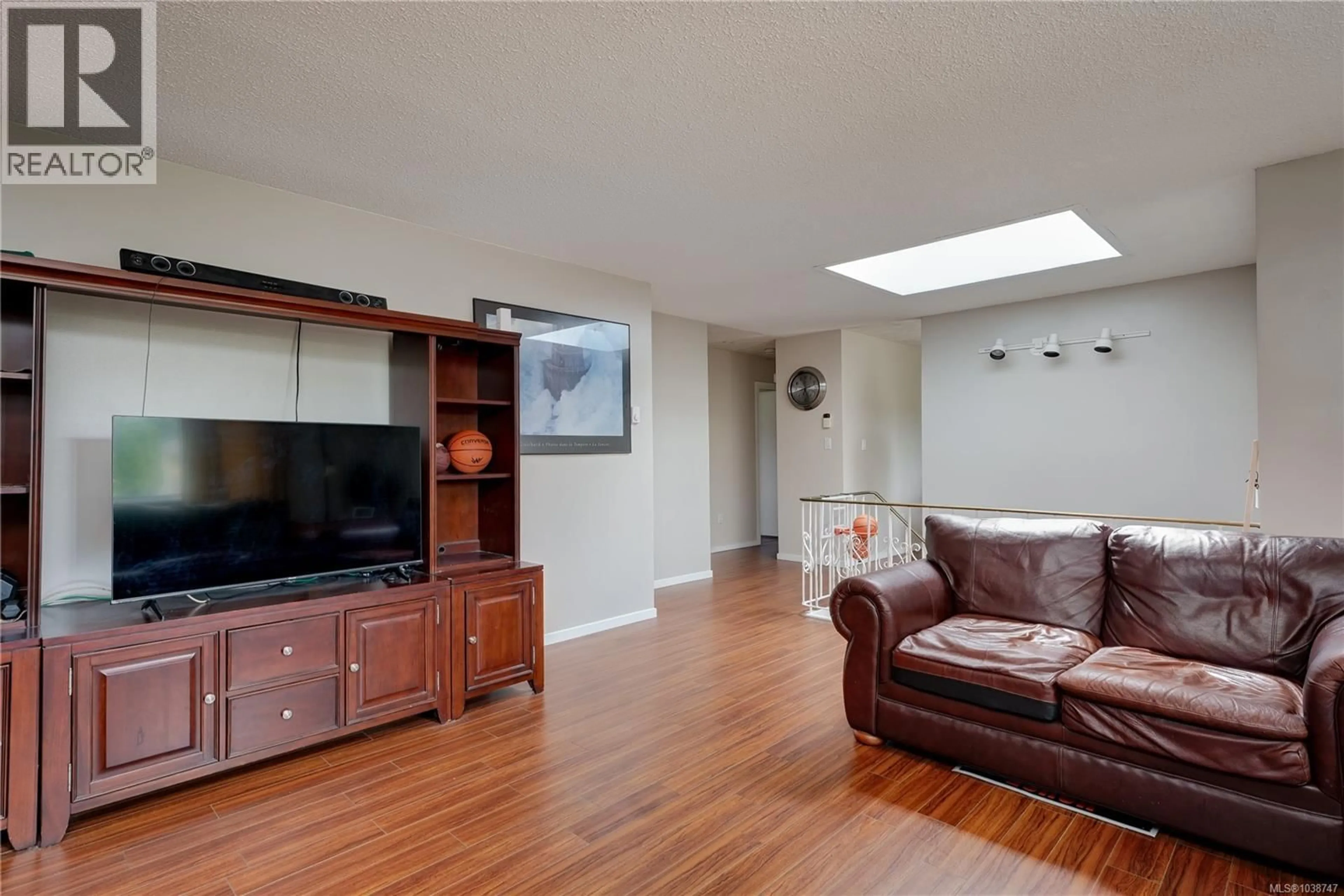 Living room with furniture, unknown for 1521 SAN JUAN AVENUE, Saanich British Columbia V8N2L4