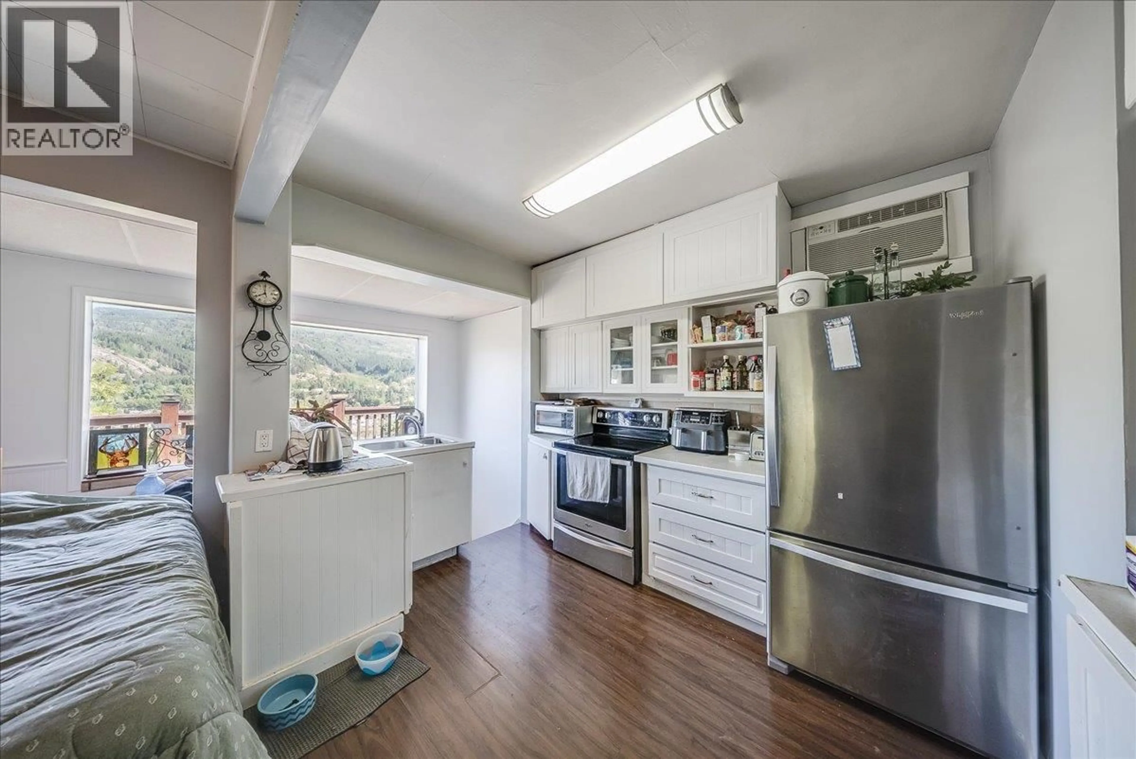 Kitchen with laundary machines, unknown for 2139 DANIEL STREET, Trail British Columbia V1R4H1