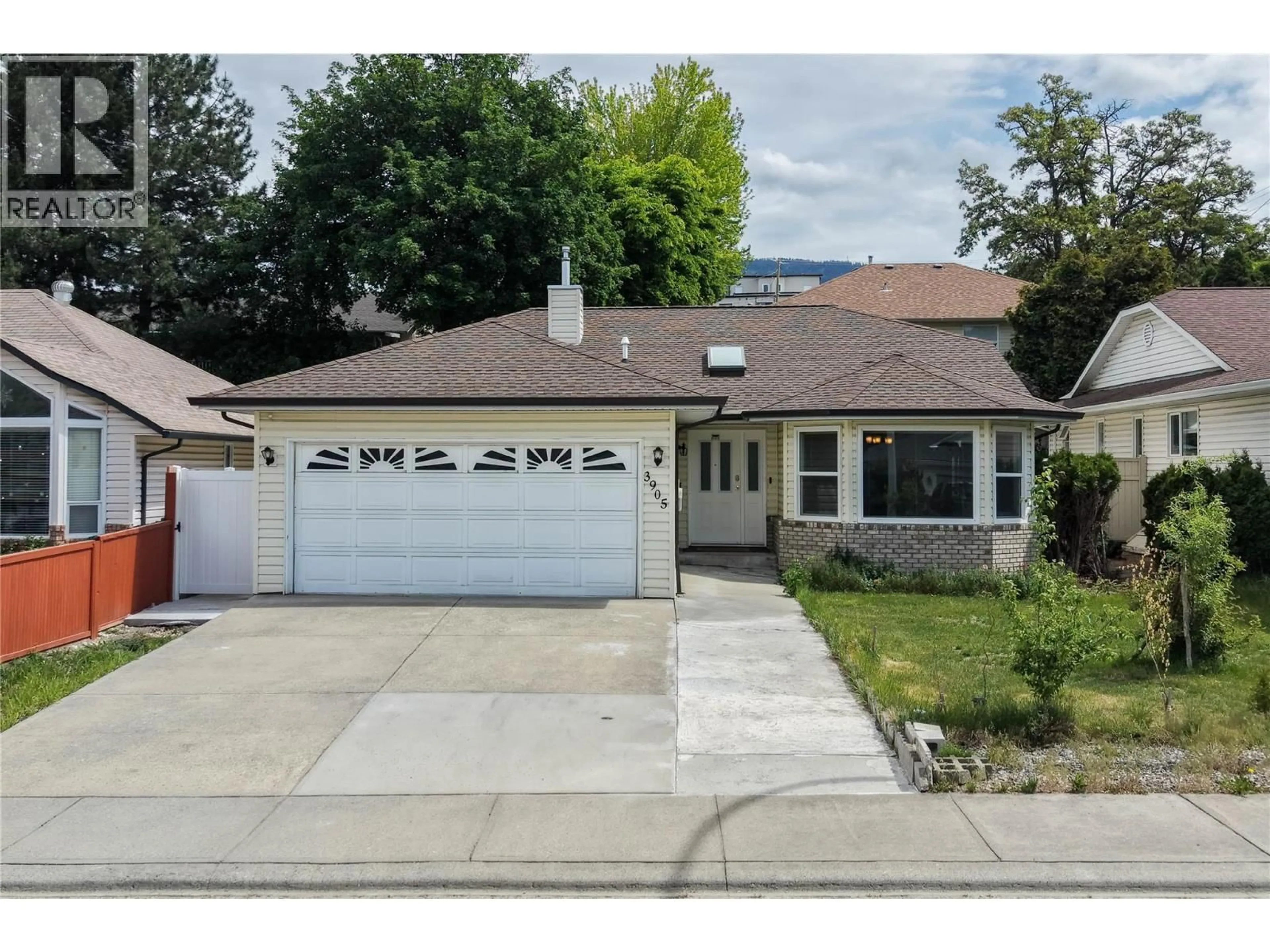 Home with vinyl exterior material, street for 3905 22 STREET, Vernon British Columbia V1B9H3