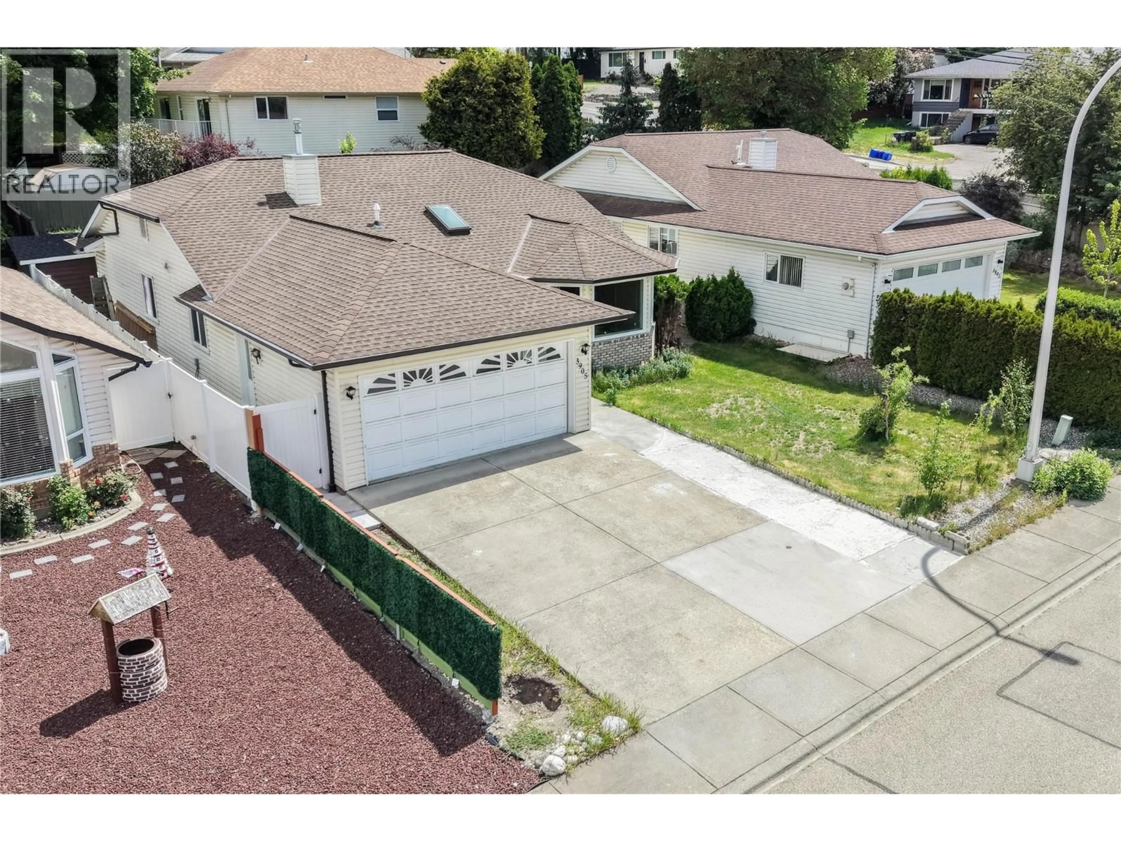 A pic from outside/outdoor area/front of a property/back of a property/a pic from drone, street for 3905 22 STREET, Vernon British Columbia V1B9H3