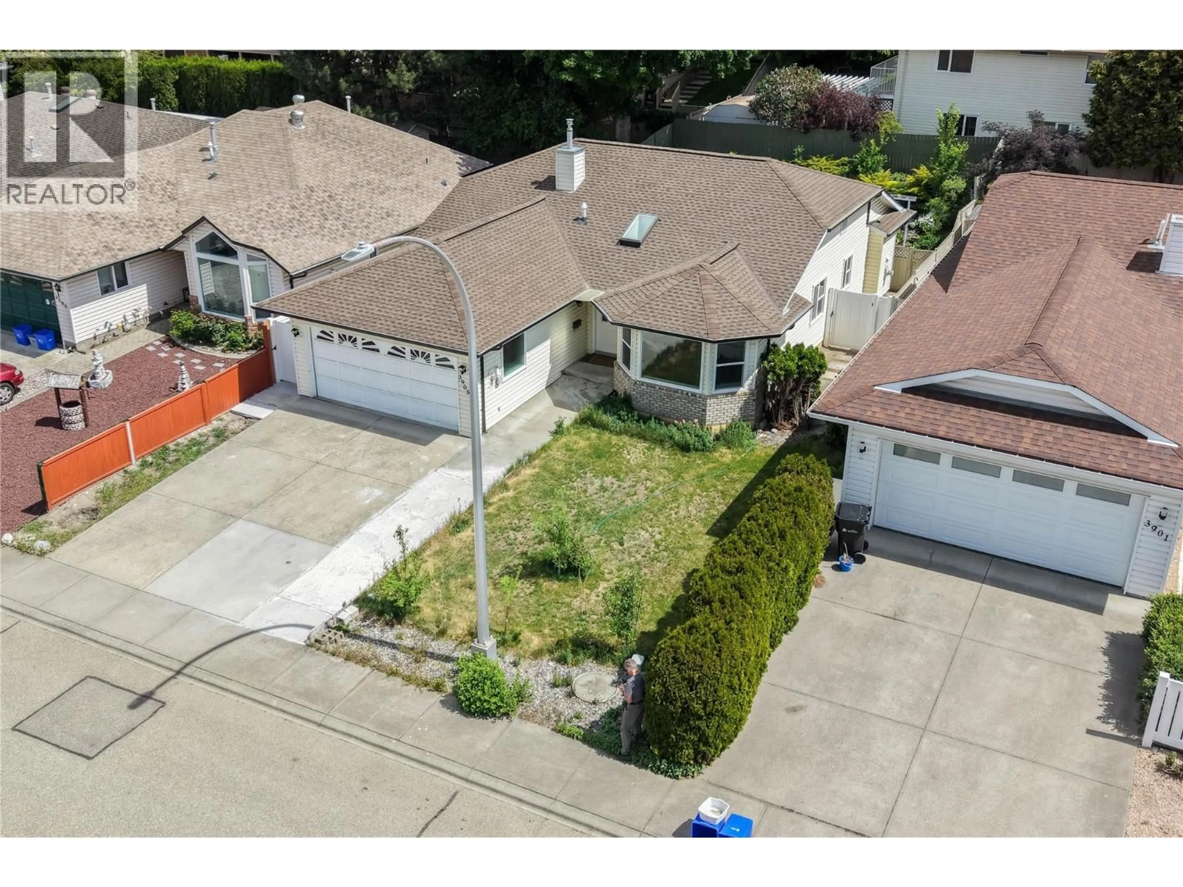 A pic from outside/outdoor area/front of a property/back of a property/a pic from drone, street for 3905 22 STREET, Vernon British Columbia V1B9H3