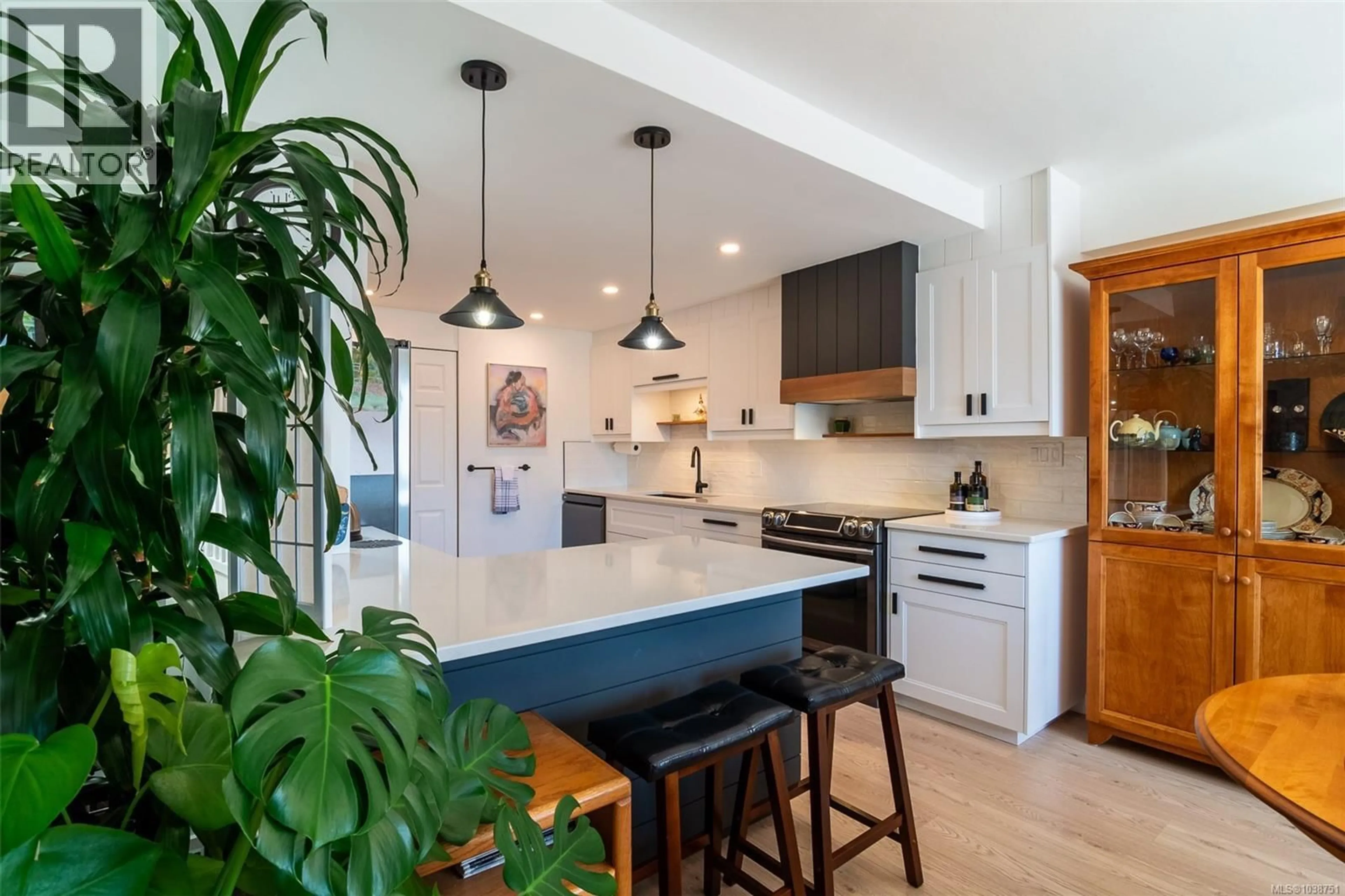 Open concept kitchen, unknown for 403 - 420 LINDEN AVENUE, Victoria British Columbia V8V4G3