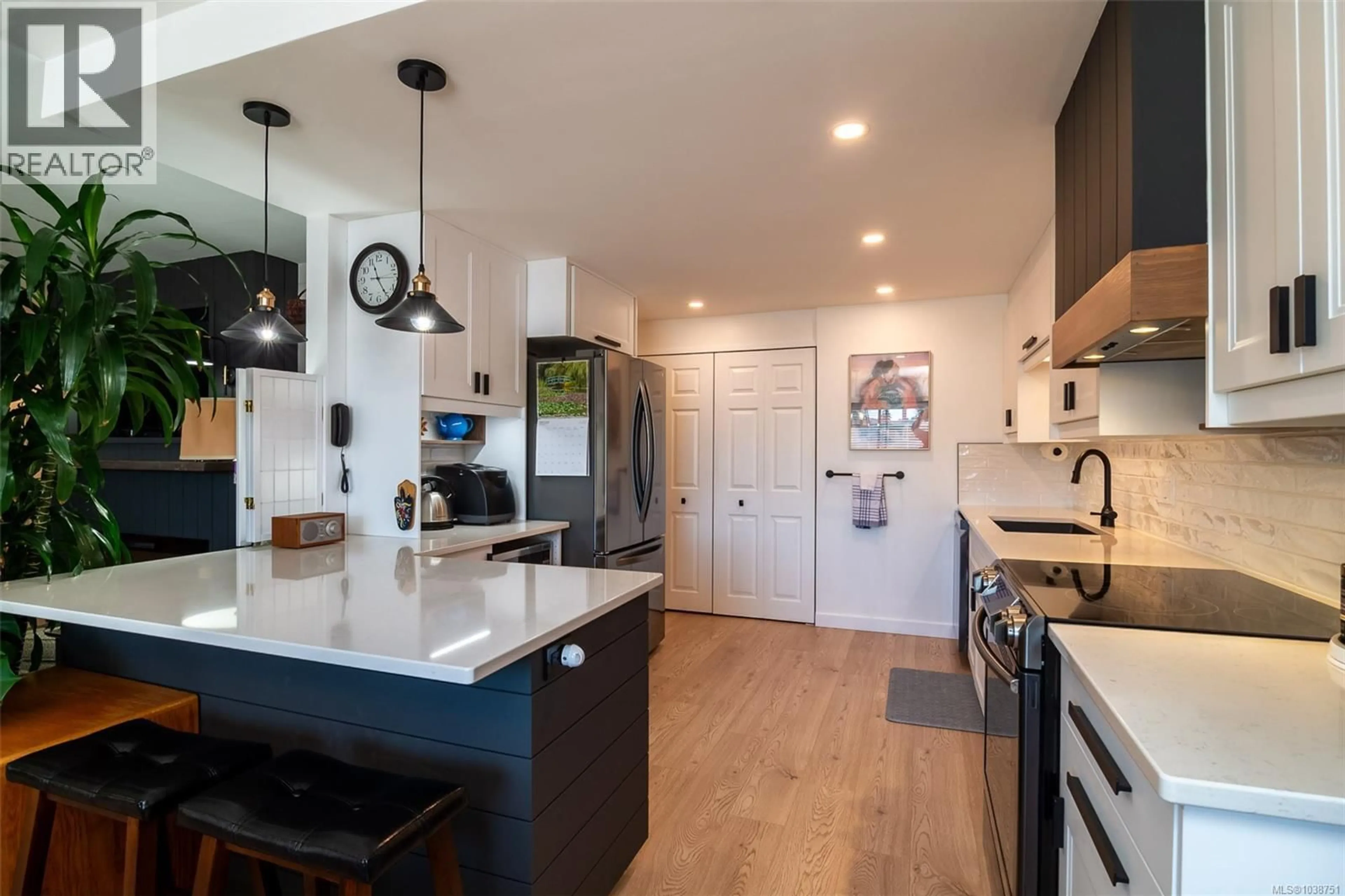 Contemporary kitchen, unknown for 403 - 420 LINDEN AVENUE, Victoria British Columbia V8V4G3