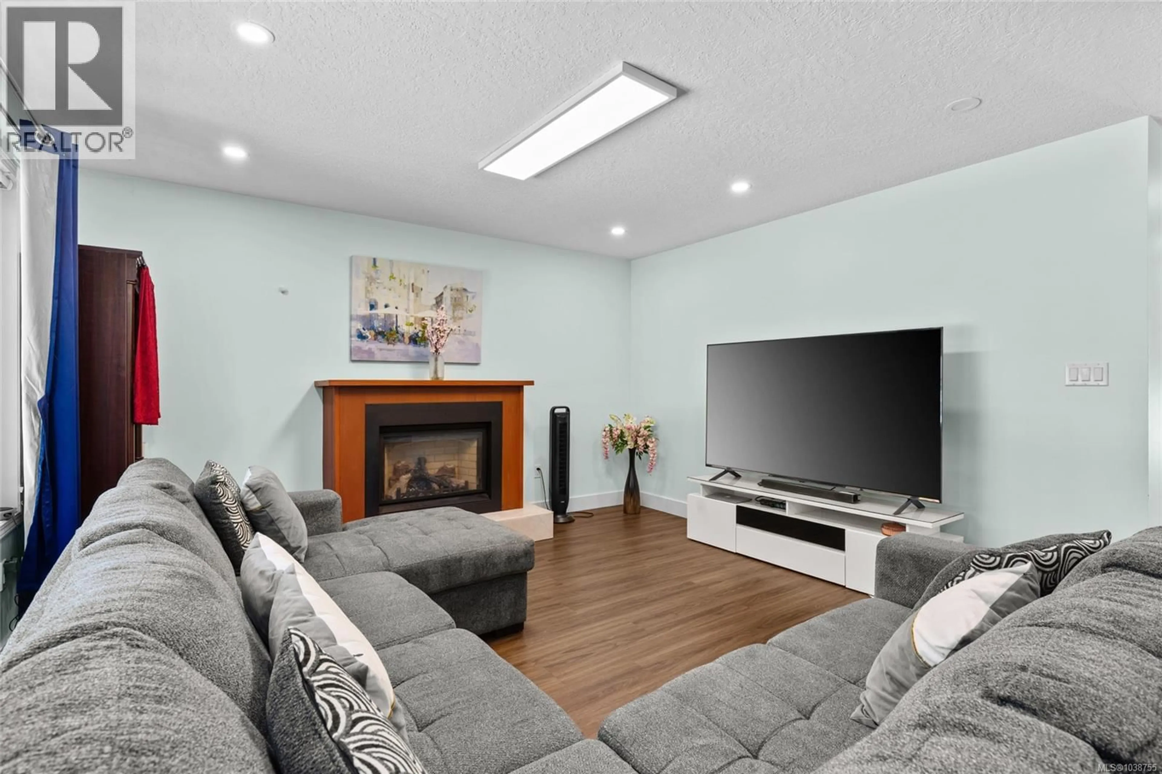 Living room with furniture, wood/laminate floor for 1039 HASLAM AVENUE, Langford British Columbia V9B2N3