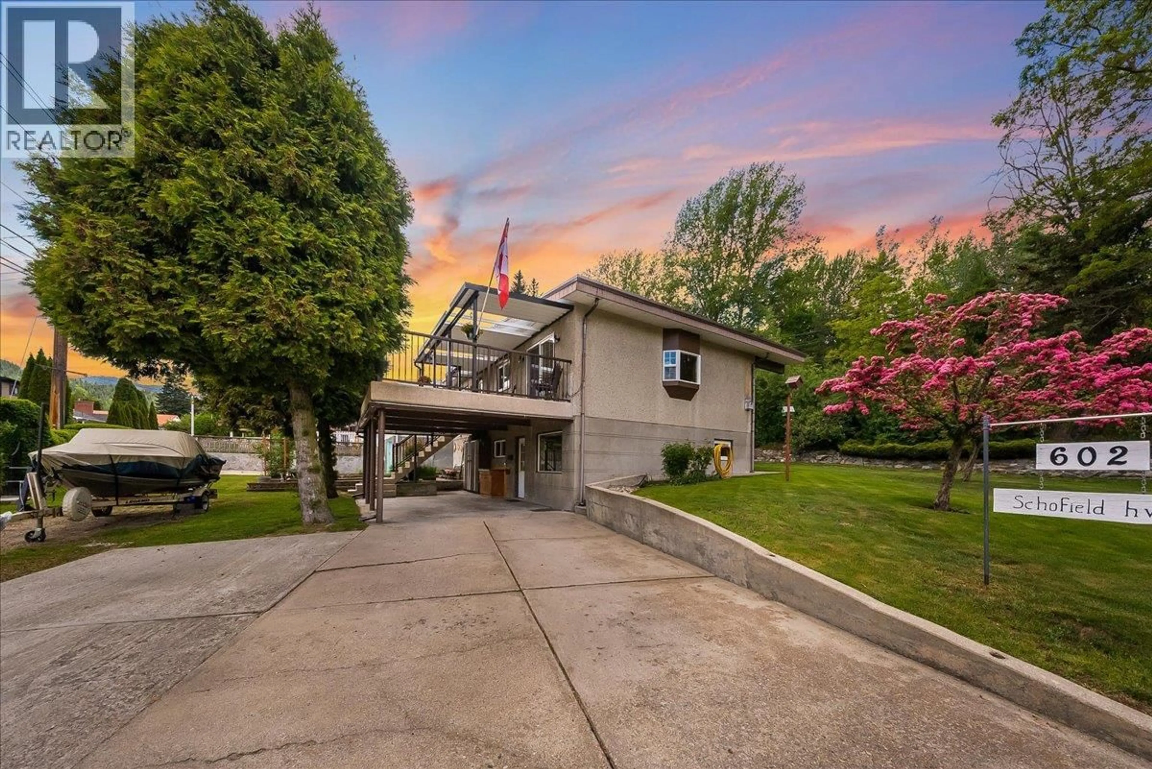 A pic from outside/outdoor area/front of a property/back of a property/a pic from drone, street for 602 SCHOFIELD HIGHWAY, Warfield British Columbia V1R2G8