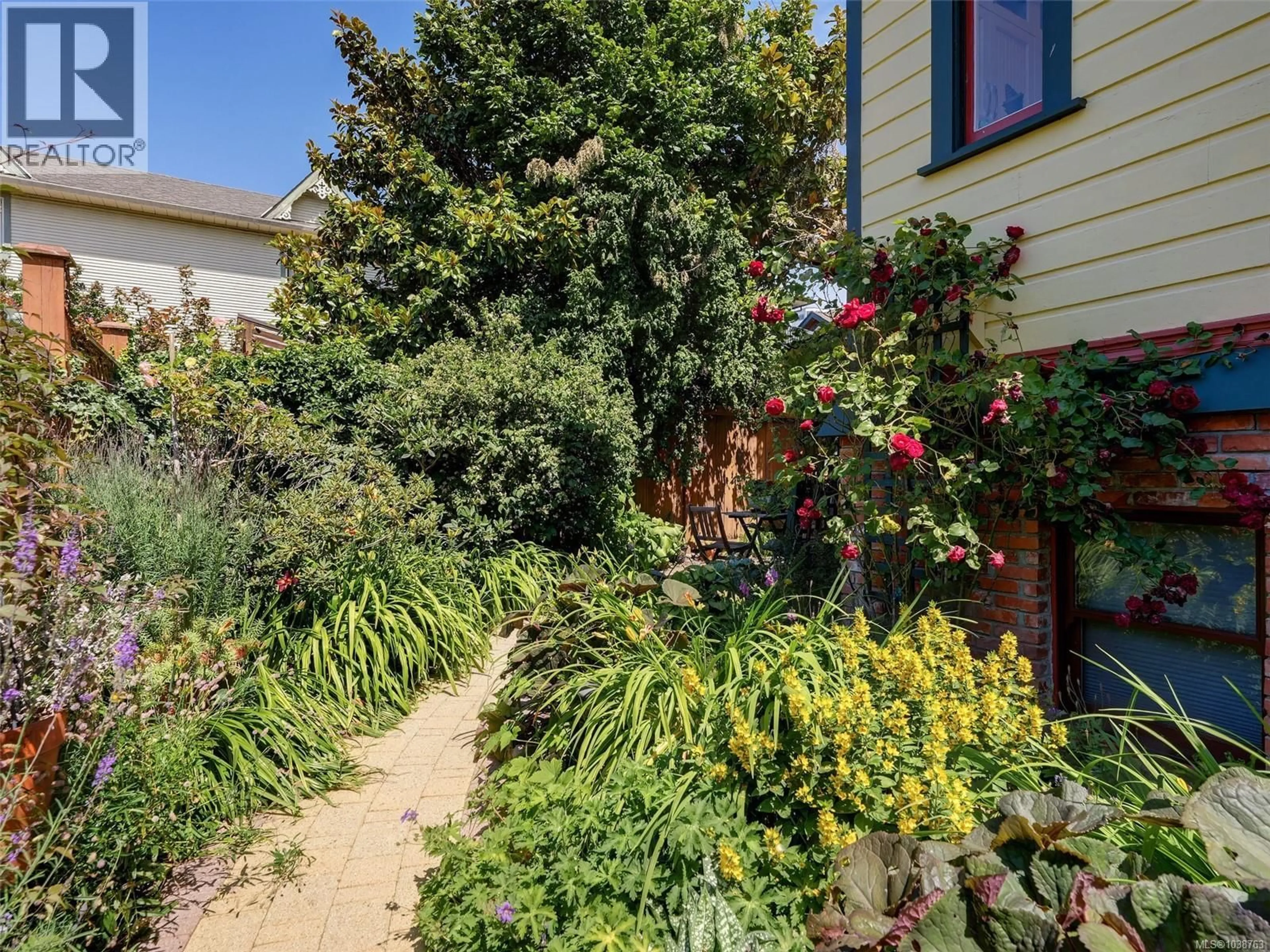 A pic from outside/outdoor area/front of a property/back of a property/a pic from drone, street for 2 - 224 SUPERIOR STREET, Victoria British Columbia V8V1T3
