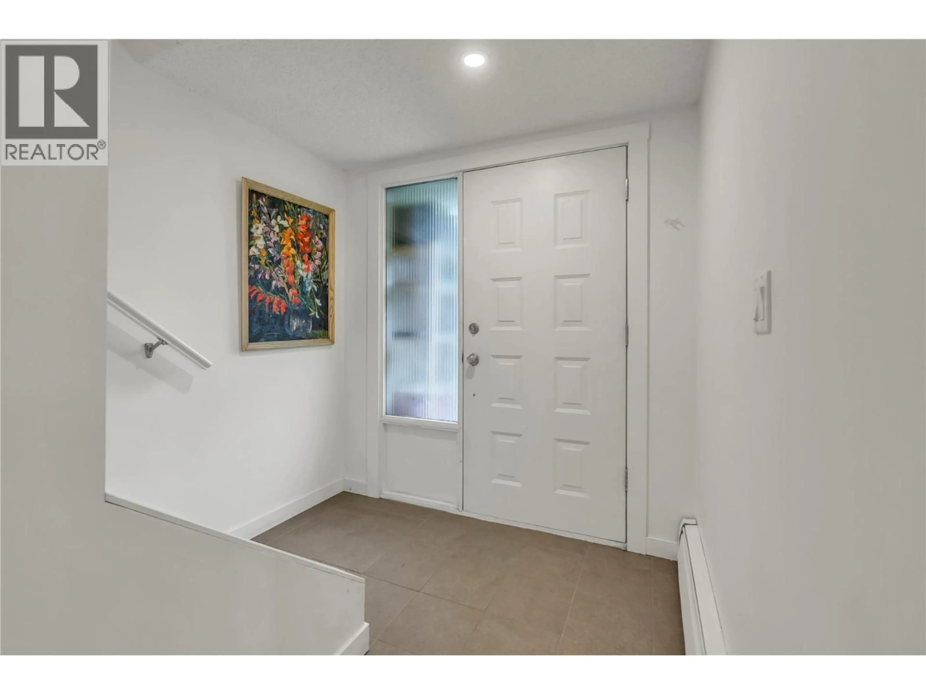 Indoor entryway for 13 - 310 YORKTON AVENUE, Penticton British Columbia V2A6Z8