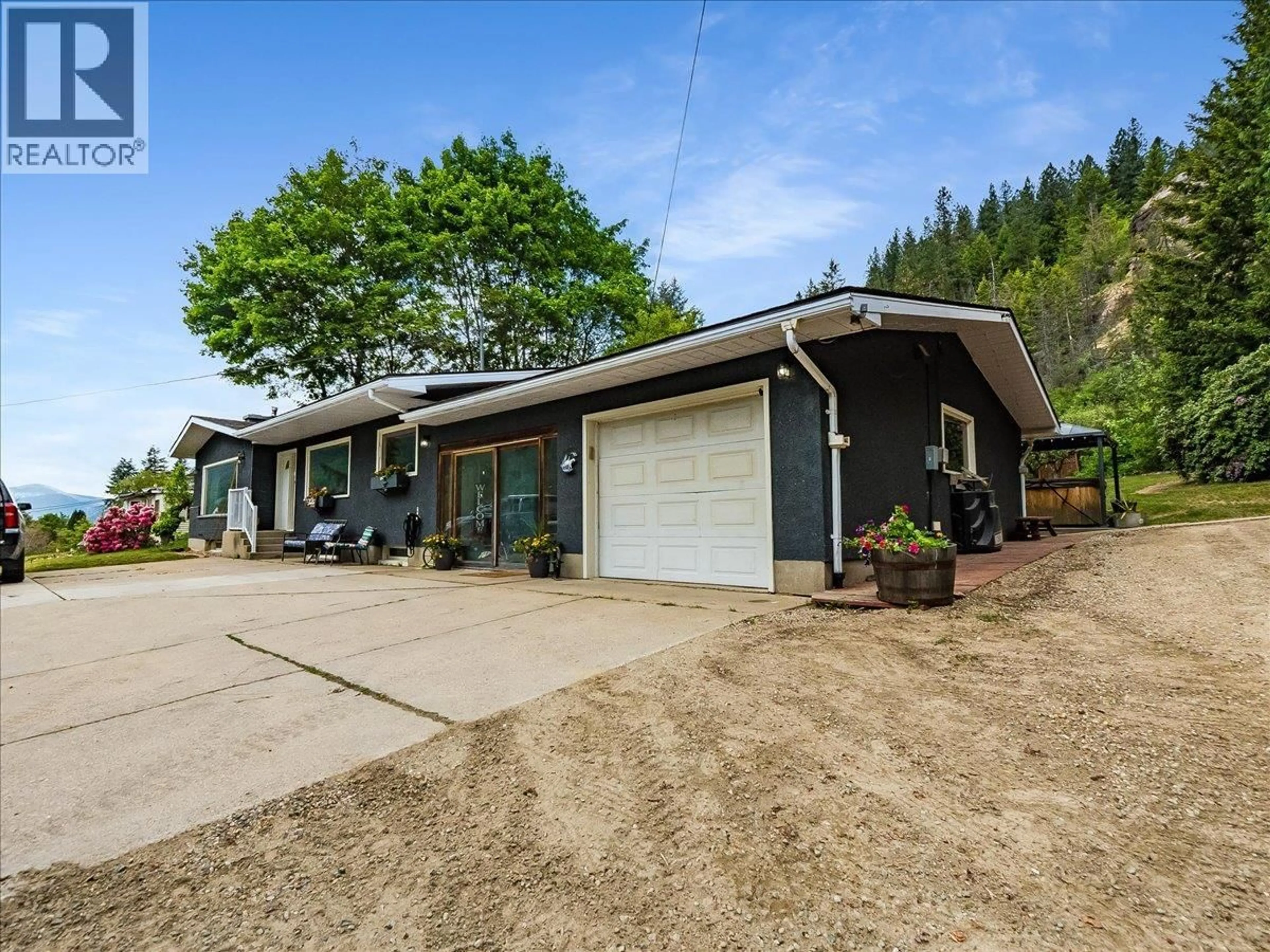 A pic from outside/outdoor area/front of a property/back of a property/a pic from drone, street for 2927 UPPER LEVELS ROAD, Robson British Columbia V0G1X0