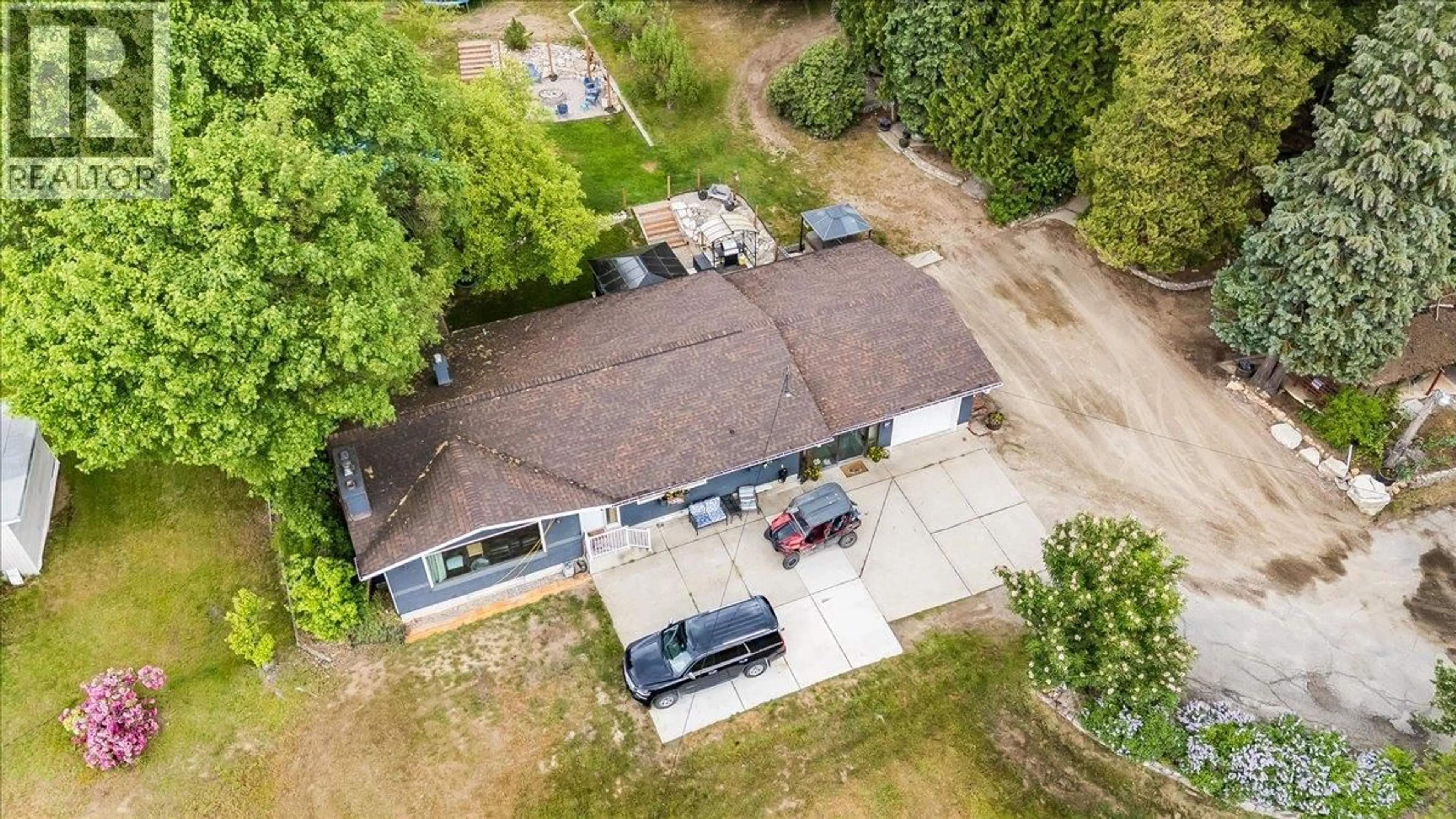 A pic from outside/outdoor area/front of a property/back of a property/a pic from drone, street for 2927 UPPER LEVELS ROAD, Robson British Columbia V0G1X0