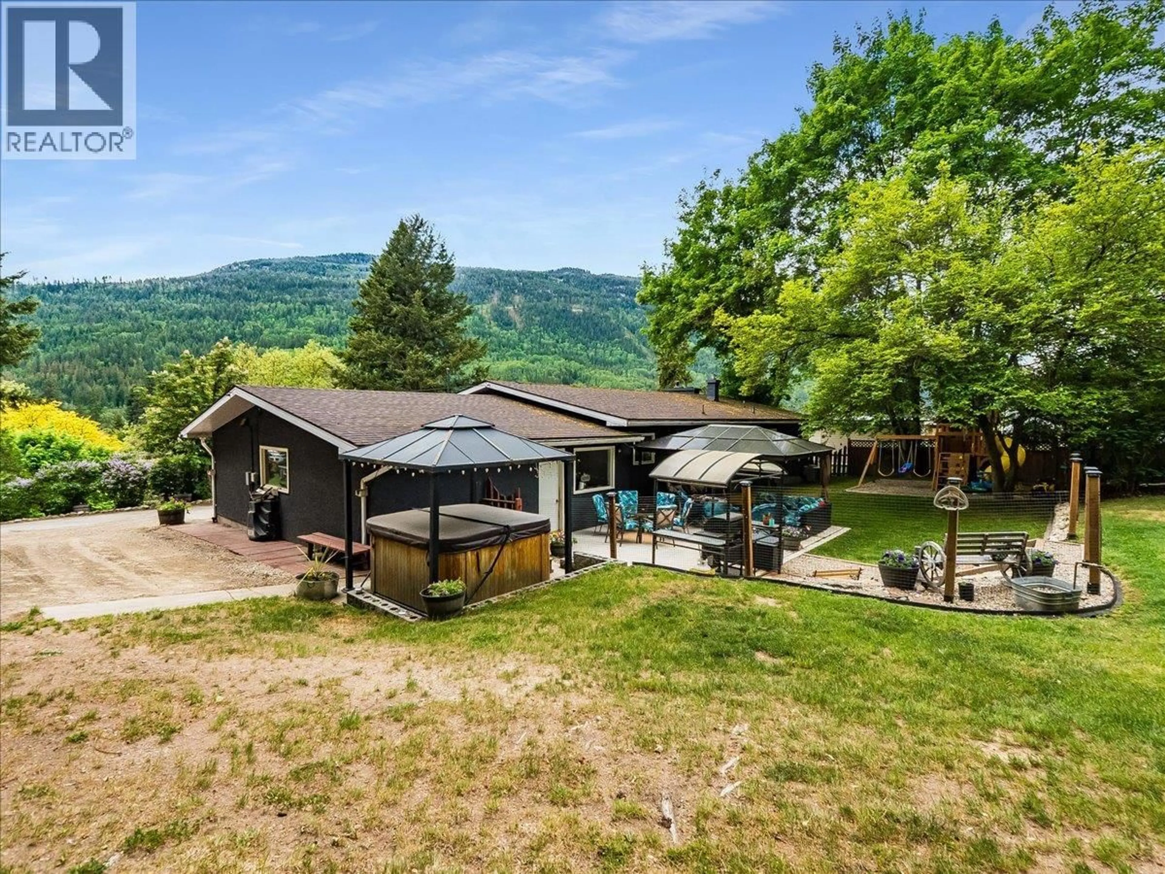 A pic from outside/outdoor area/front of a property/back of a property/a pic from drone, mountain view for 2927 UPPER LEVELS ROAD, Robson British Columbia V0G1X0