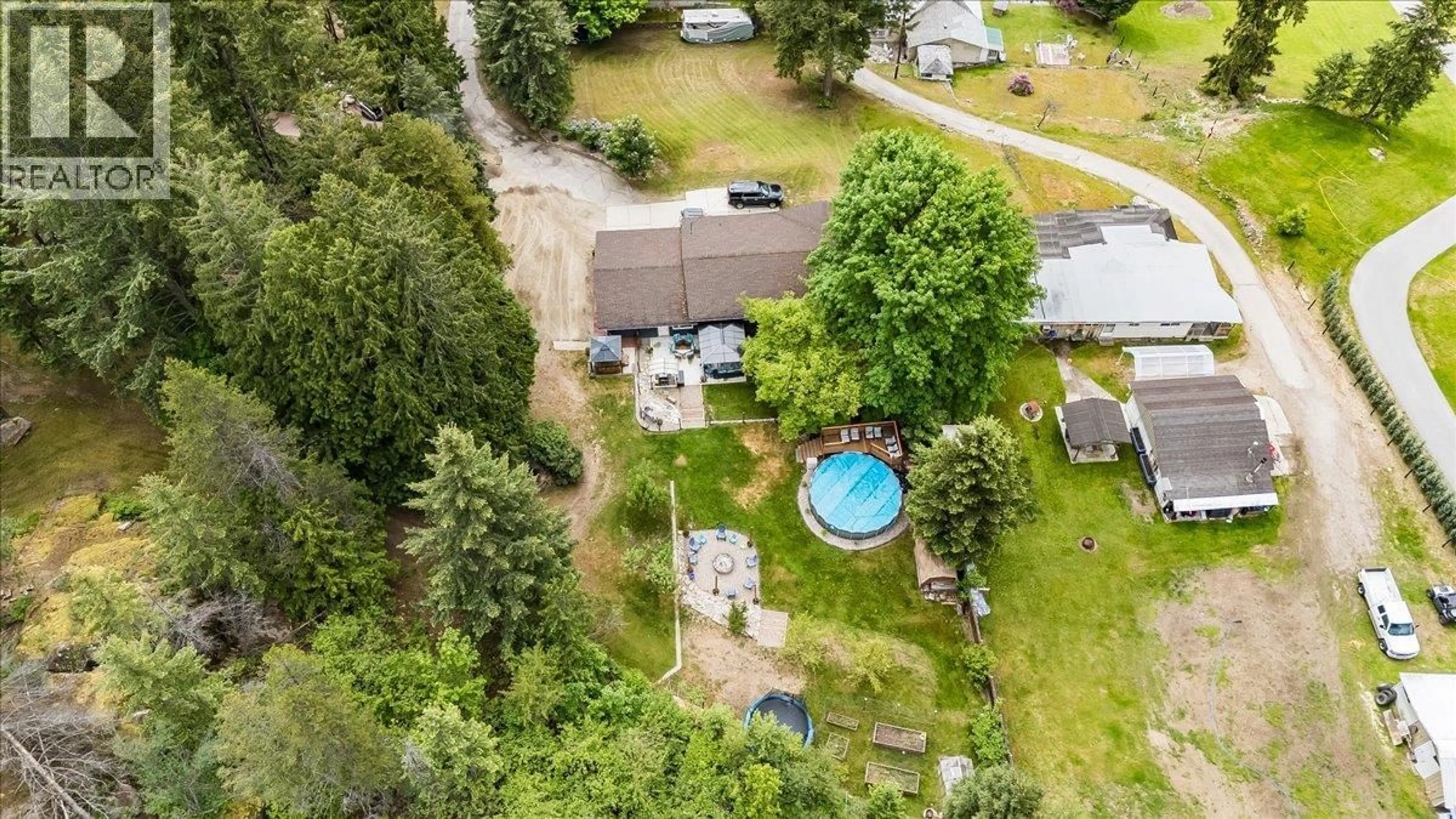 A pic from outside/outdoor area/front of a property/back of a property/a pic from drone, water/lake/river/ocean view for 2927 UPPER LEVELS ROAD, Robson British Columbia V0G1X0