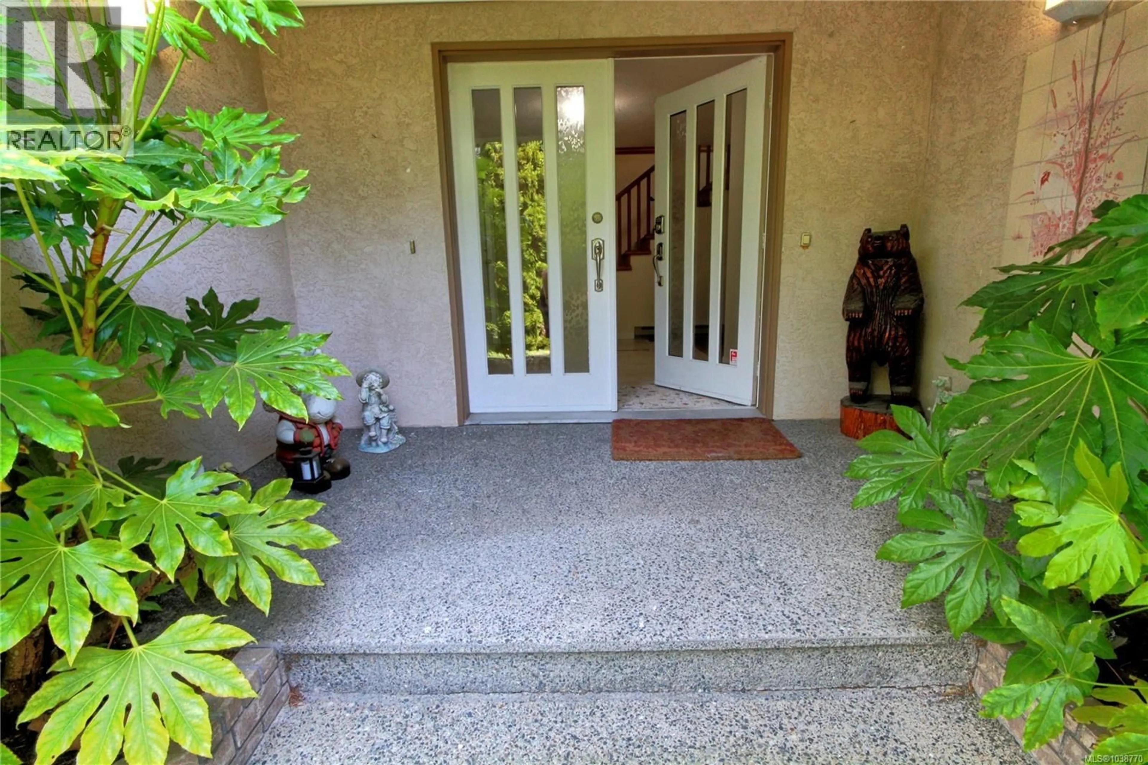 Indoor entryway for 4355 EMILY CARR DRIVE, Saanich British Columbia V8X5E3