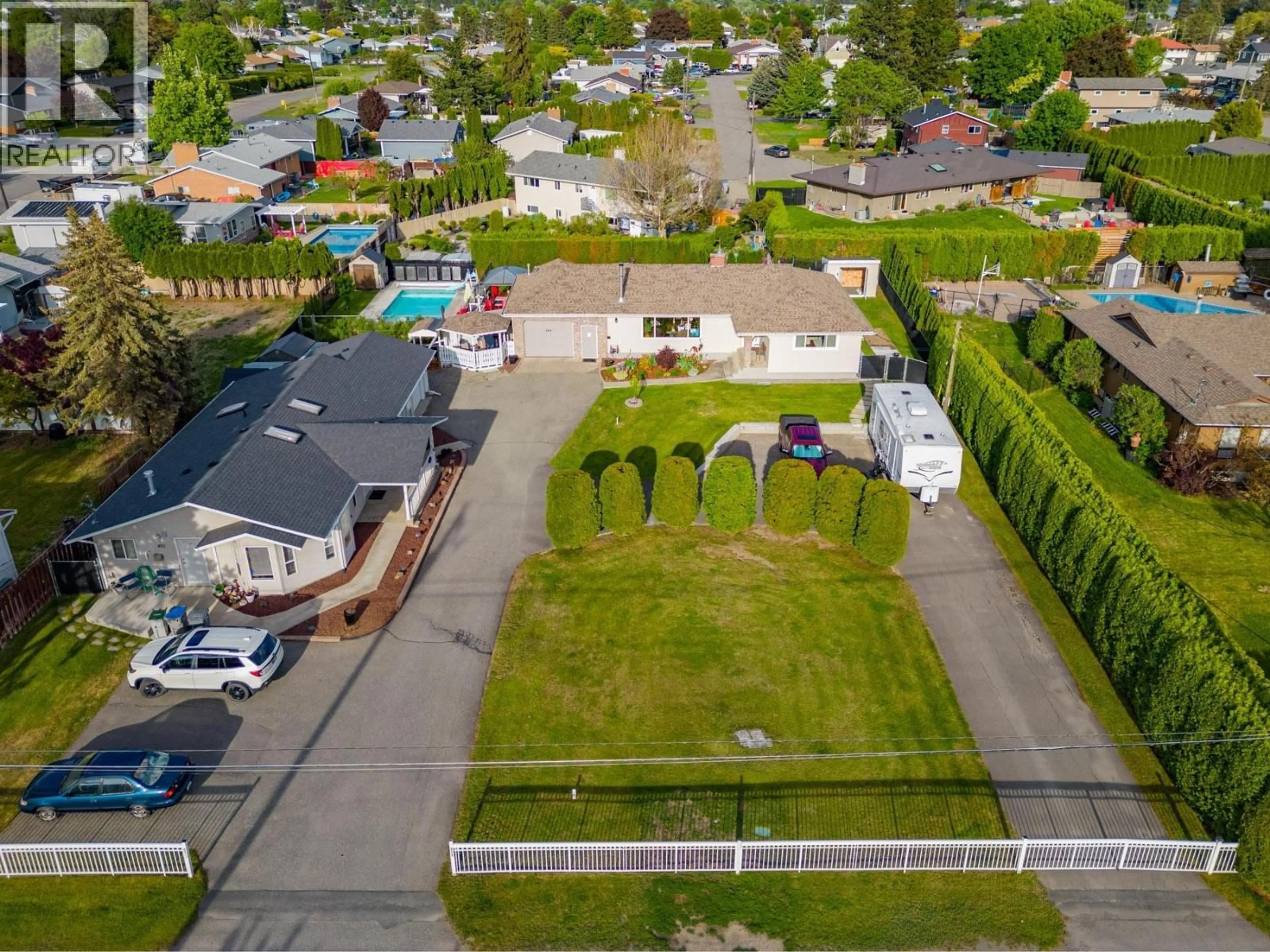 A pic from outside/outdoor area/front of a property/back of a property/a pic from drone, street for 869 SCHREINER STREET, Kamloops British Columbia V2B5V6
