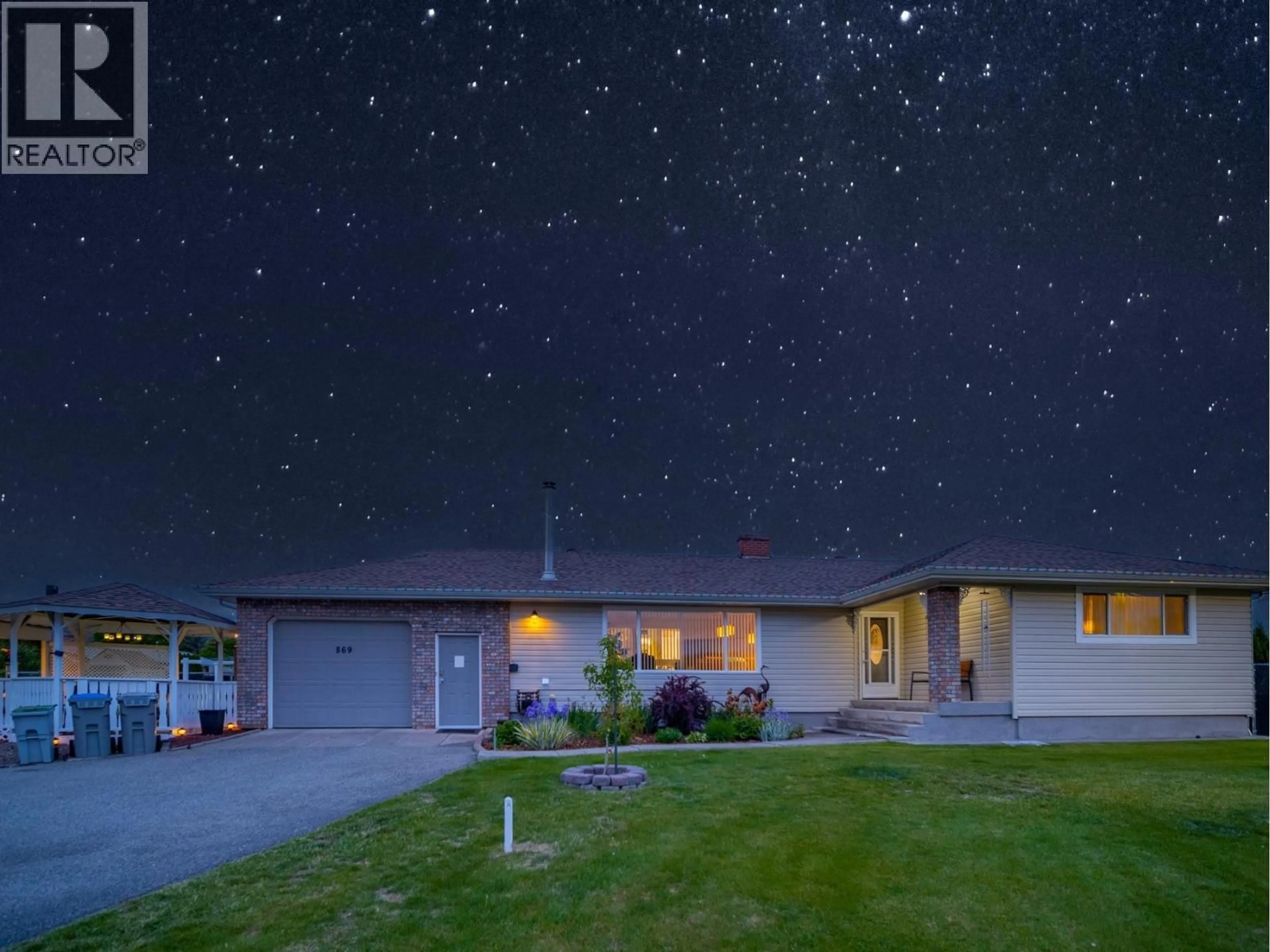 Home with vinyl exterior material, street for 869 SCHREINER STREET, Kamloops British Columbia V2B5V6